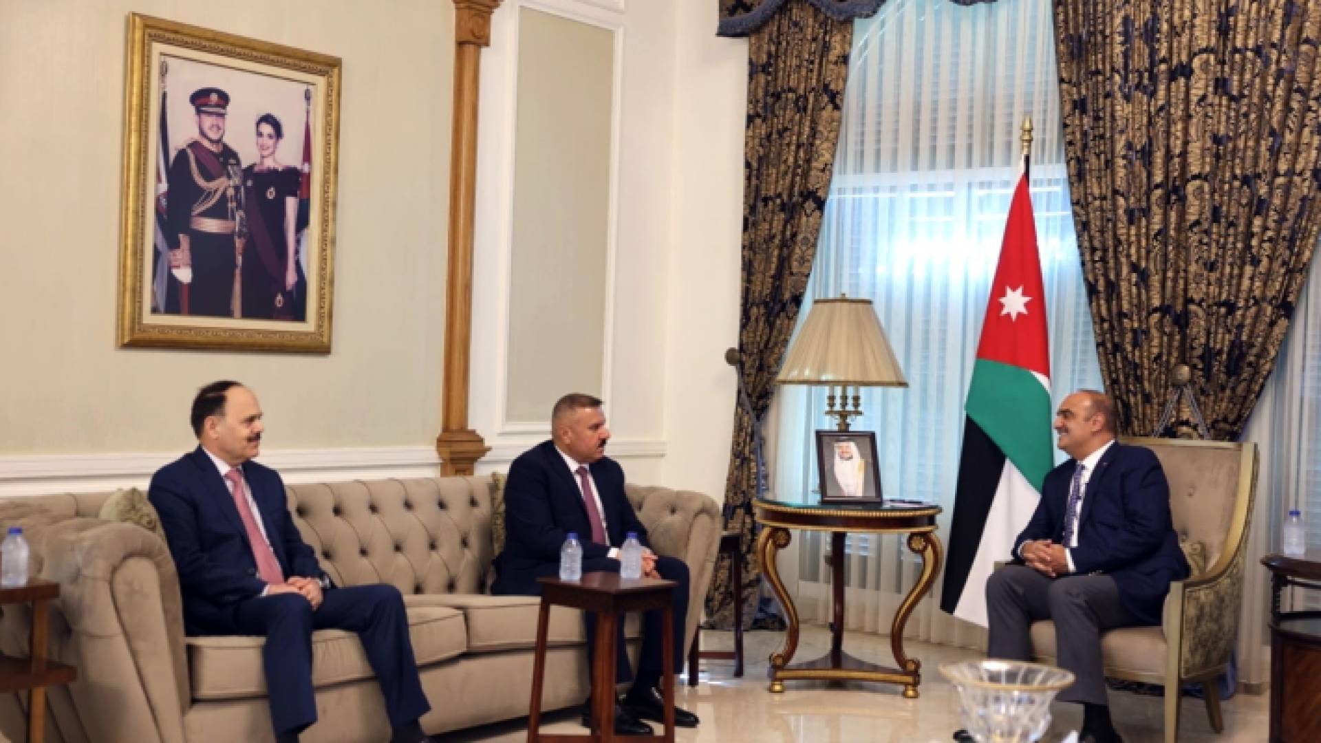 رئيس الوزراء بشر الخصاونة أثناء لقاء وزير الداخلية العراقي عبد الأمير الشمري