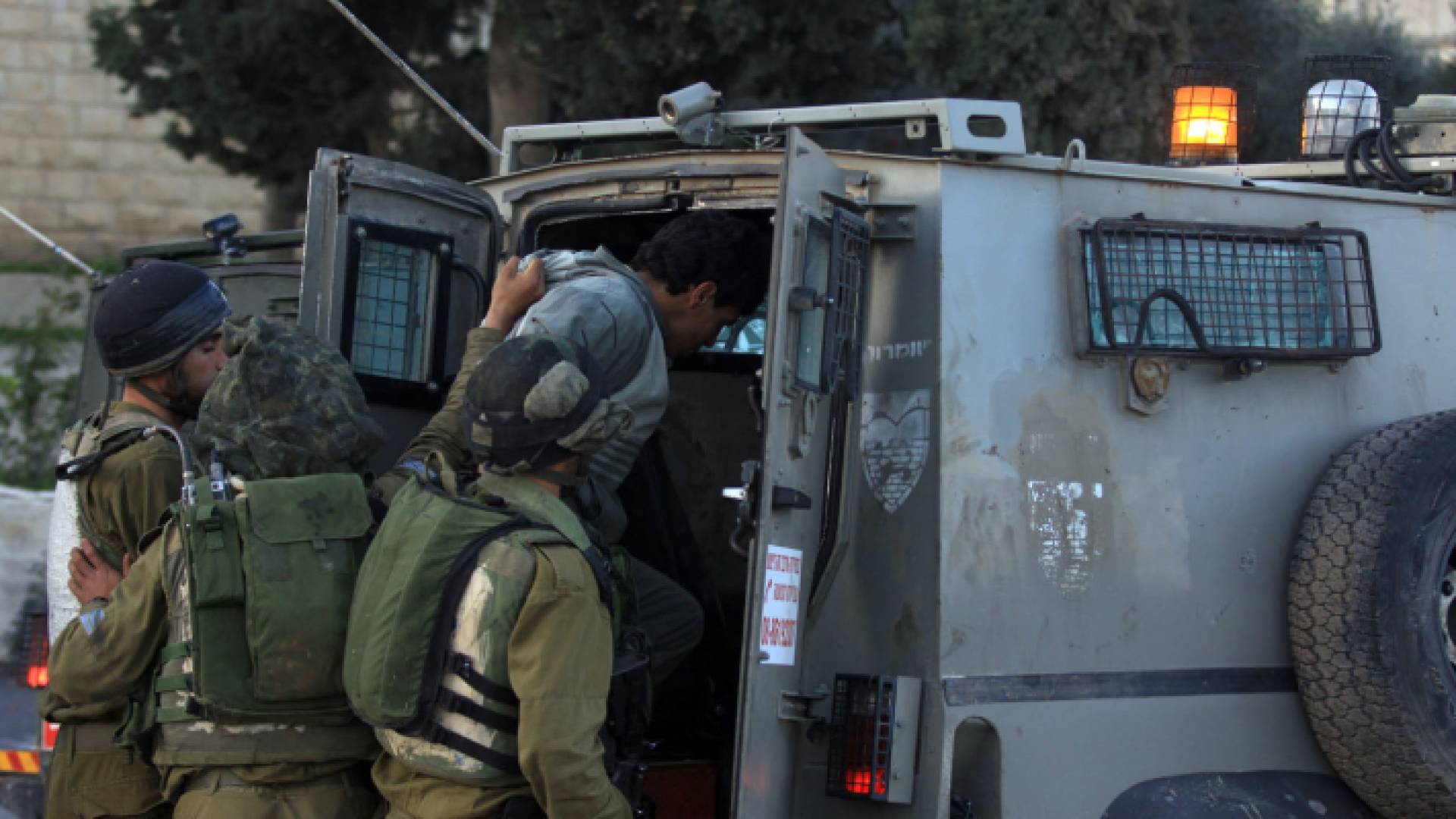 صورة أرشيفية لعناصر من جنود الاحتلال أثناء اعتقال فلسطيني