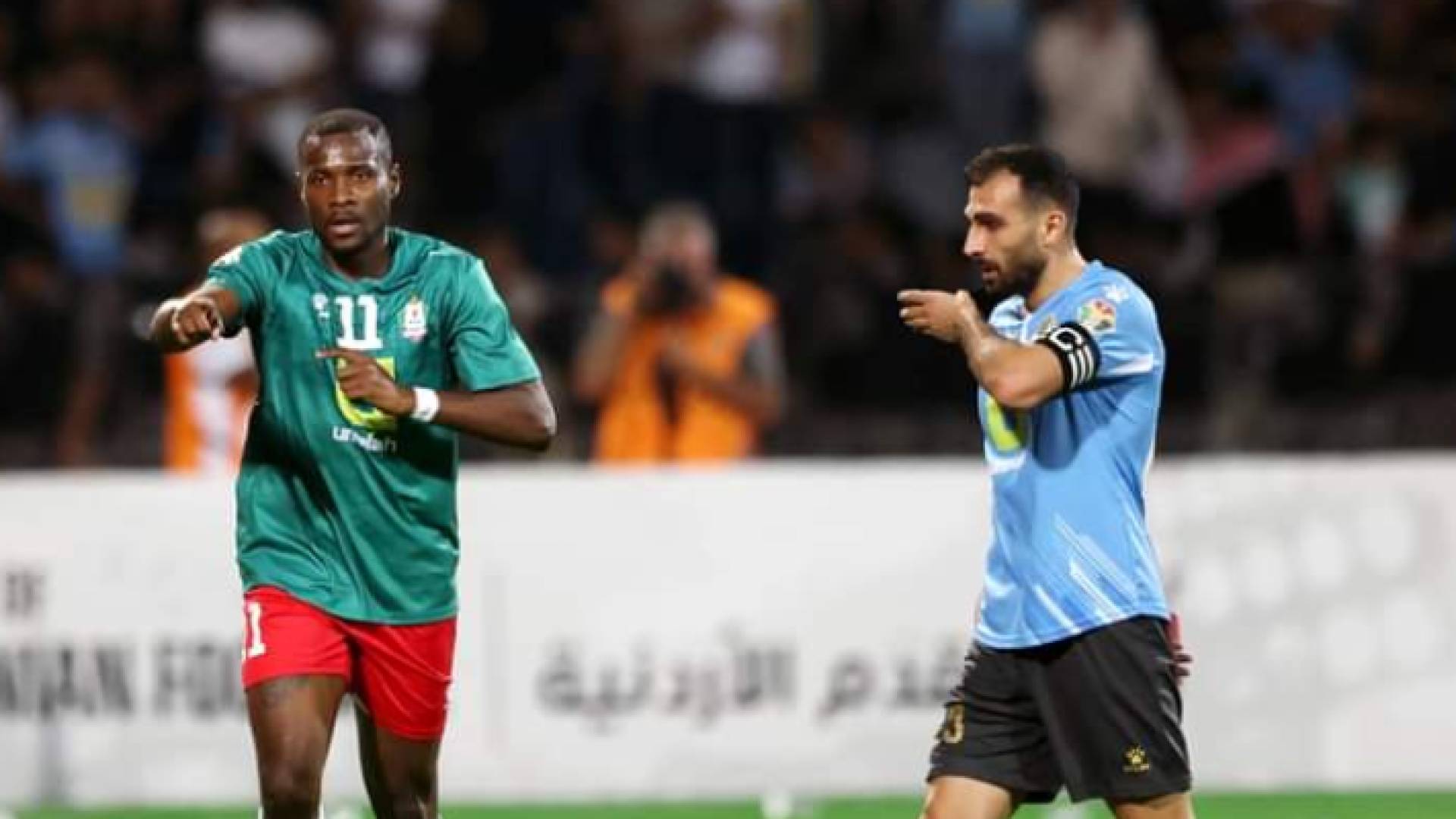 لاعبا الوحدات والفيصلي