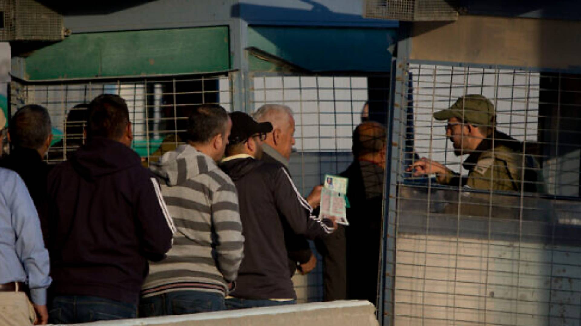 حاجز للاحتلال يقف عائقا أمام الفلسطينيين