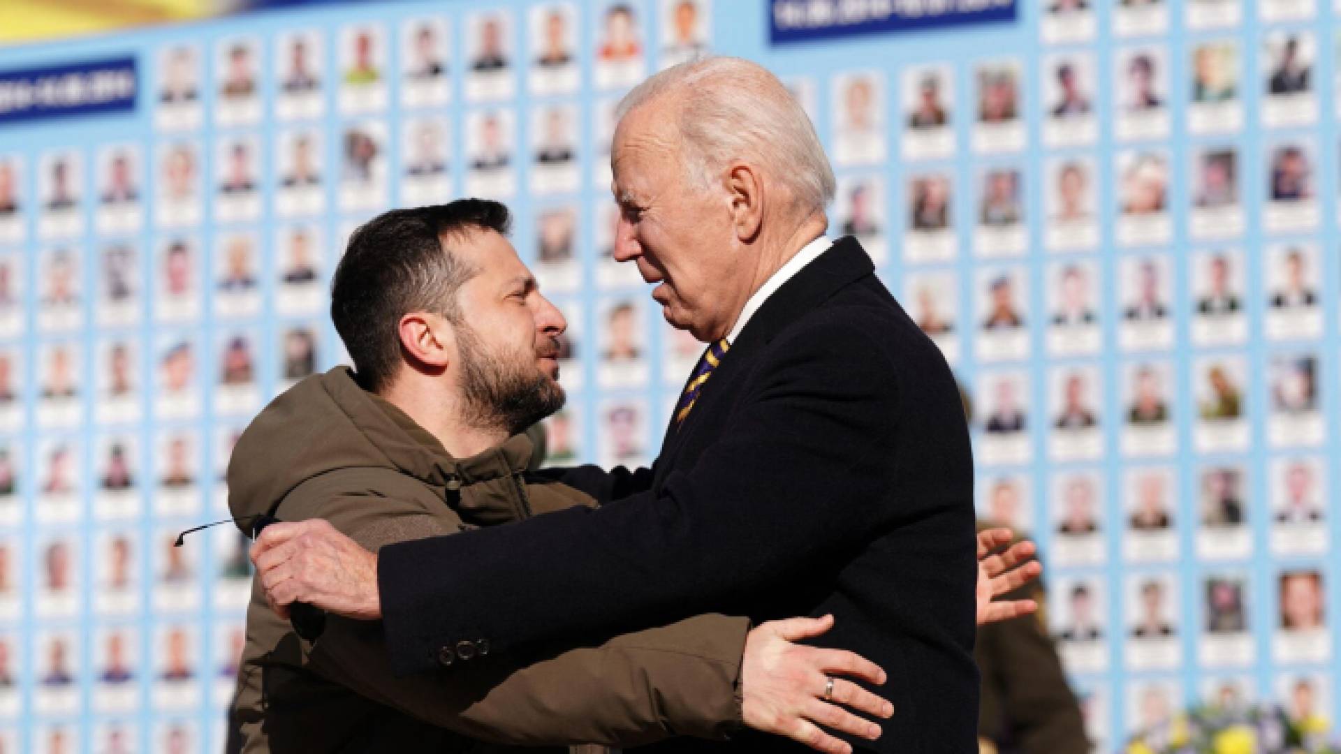 الرئيس الأميركي جو بايدن ونظيره الأوكراني فولوديمير زيلينسكي