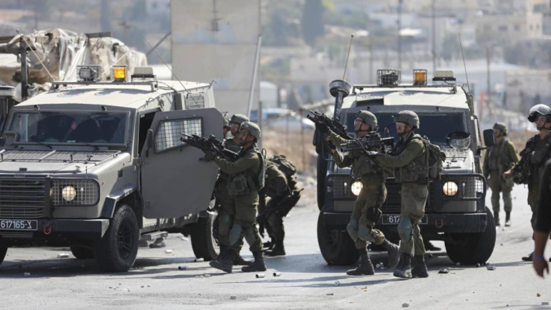 صورة أرشيفية عناصر من قوات الاحتلال الإسرائيلي في أحد الشوارع