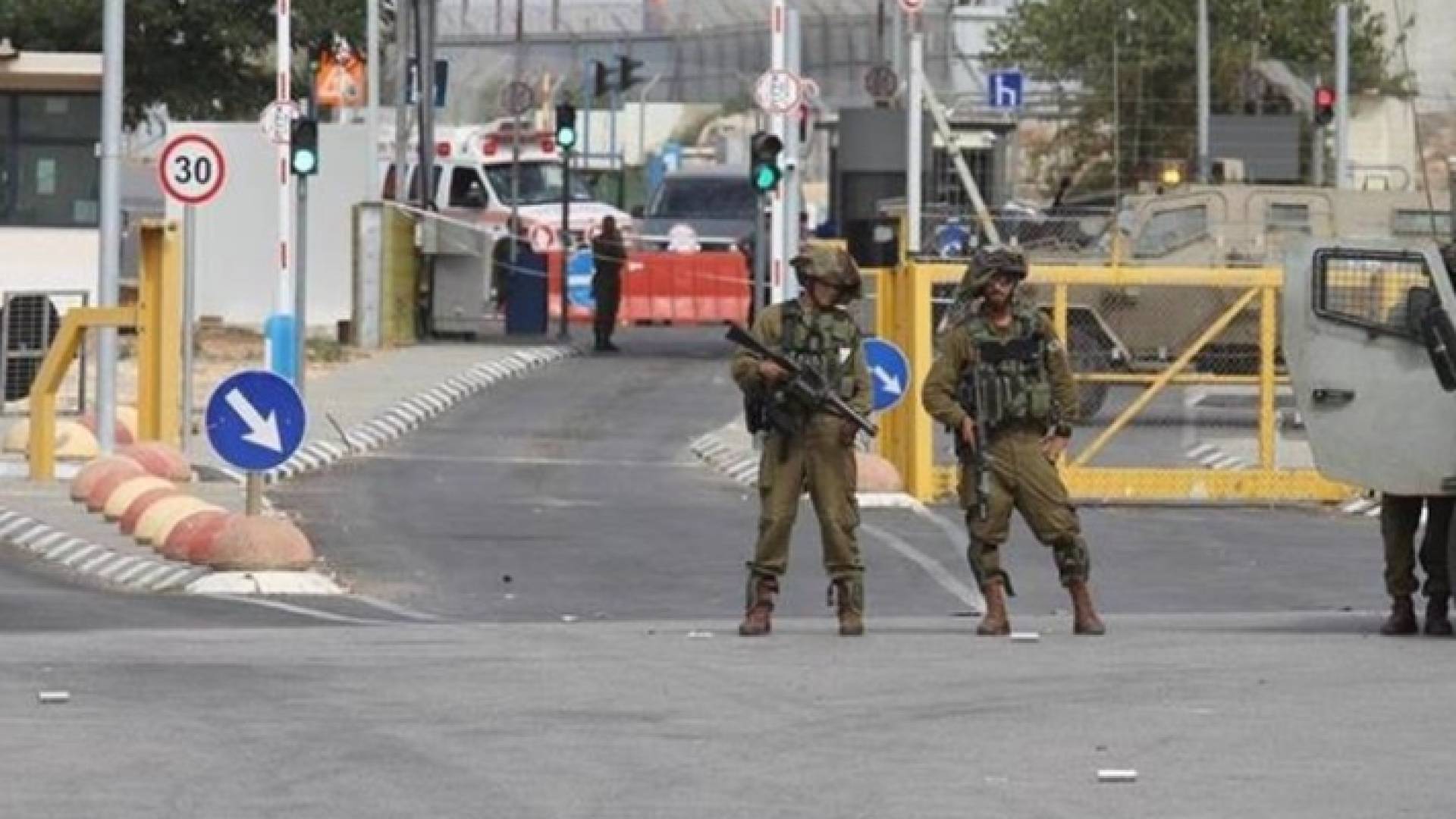 صورة أرشيفية لعناصر من قوات الاحتلال تنصب حاجزا عسكريا