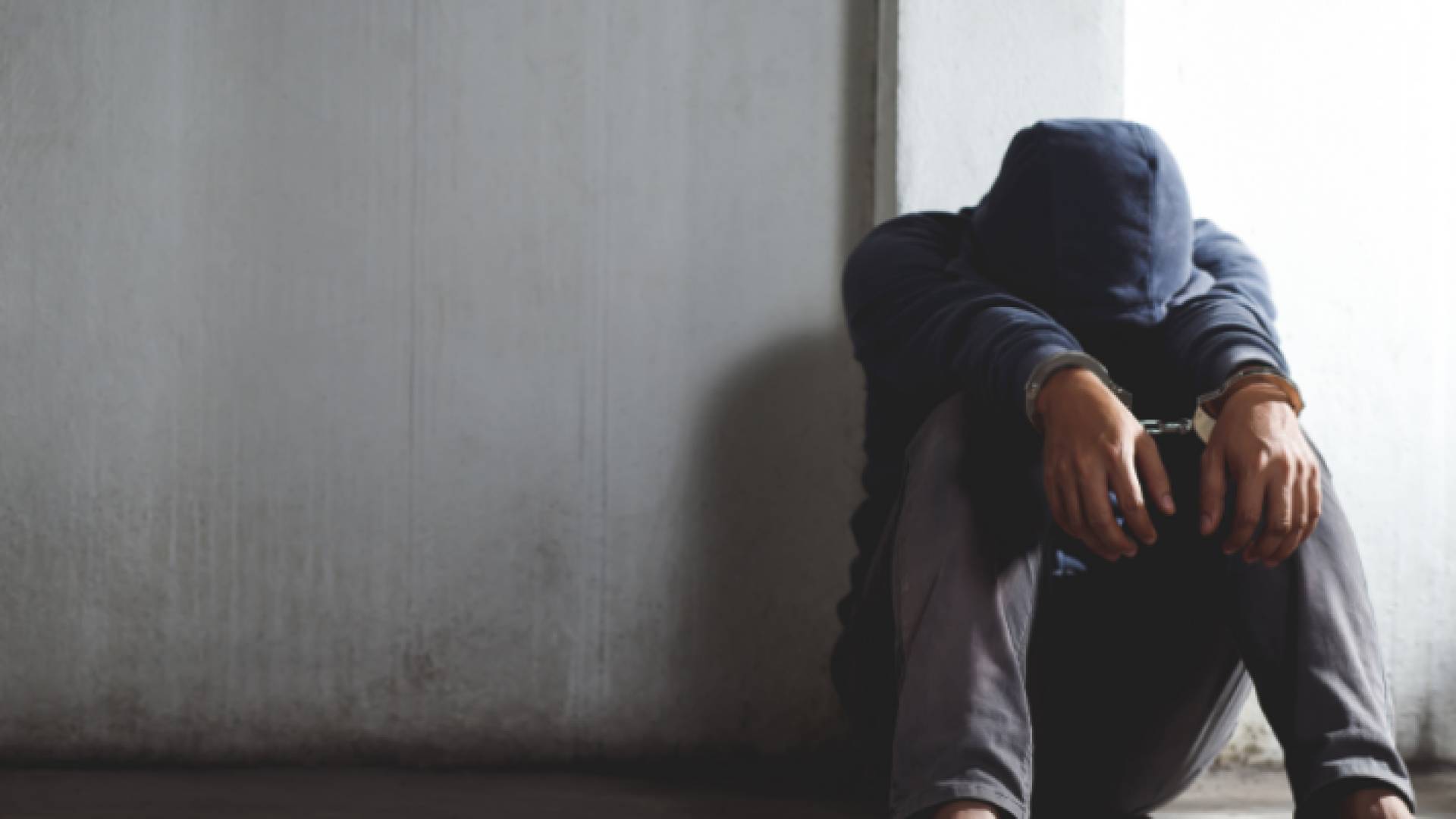 شخص مكبل اليدين "تعبيرية"