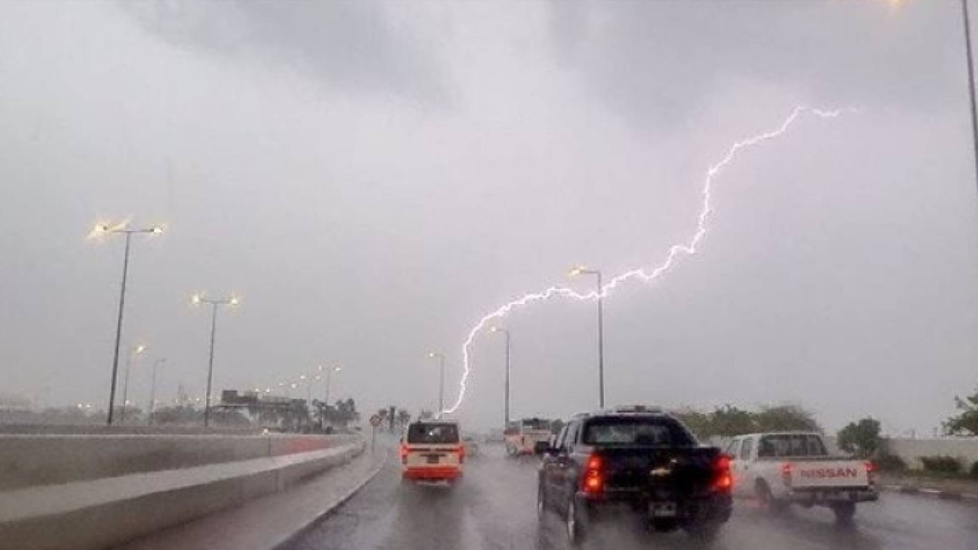 أمطار غزيرة في أحد شوارع الوادي الجديد في مصر