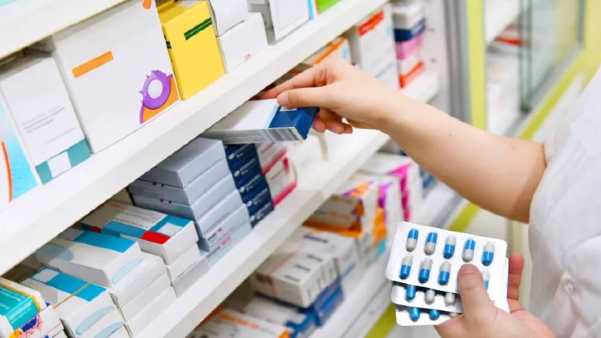 صيدلانية تقوم بترتيب أدوية "تعبيرية"