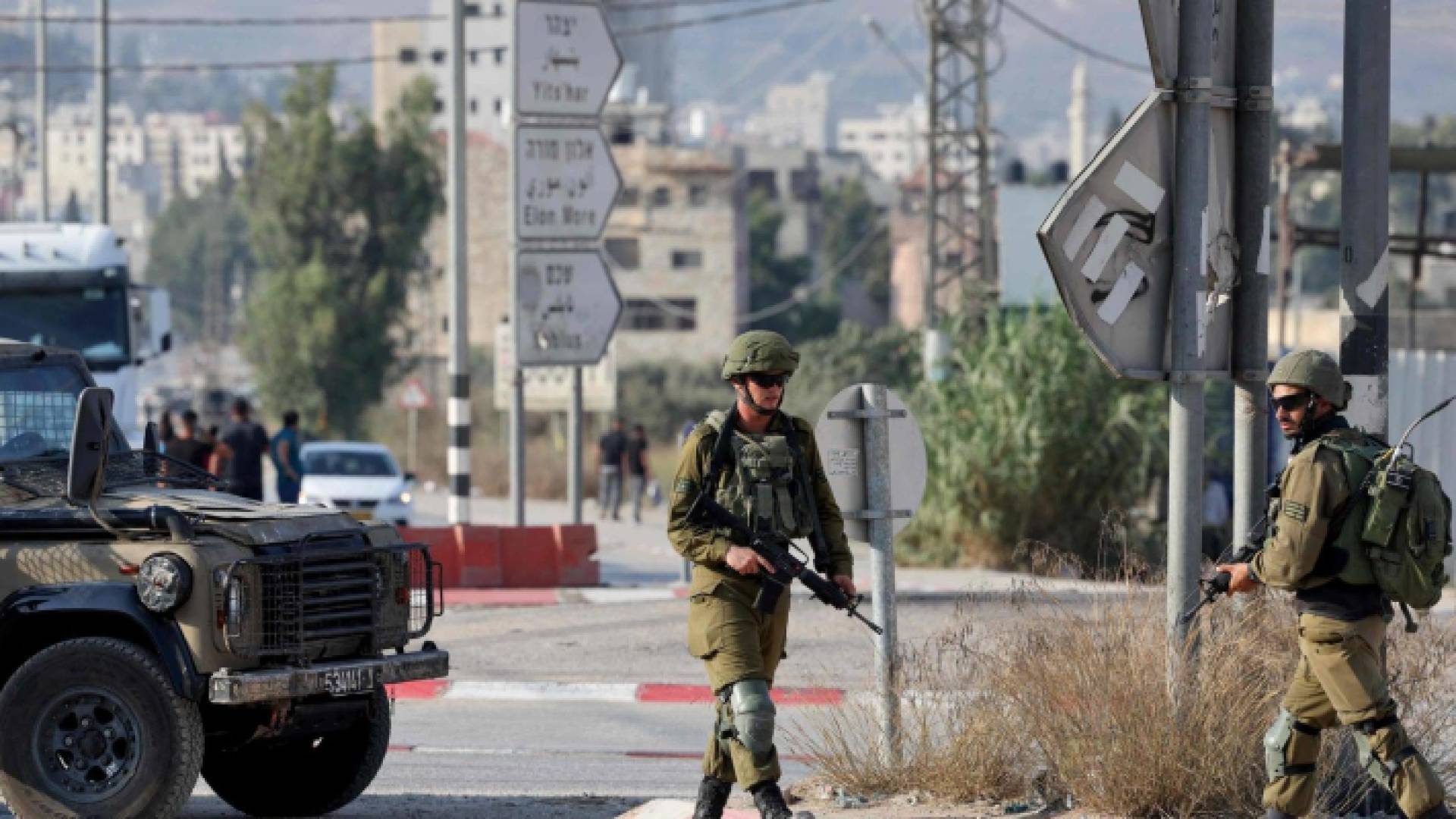 قوة إسرائيلية تقطع طريقا في حوارة بعد العملية