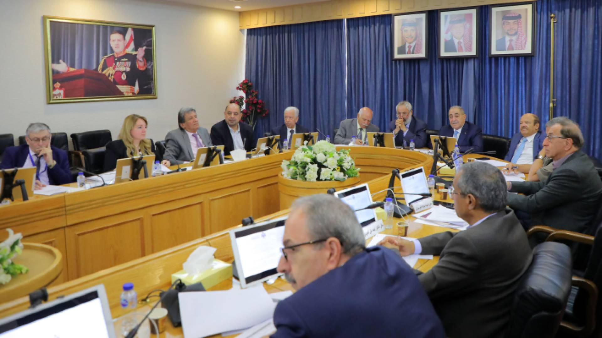 جانب من اجتماع اللجنة