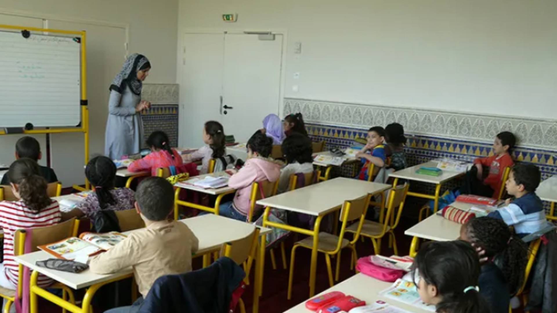 طلبة يتعلمون داخل صف مدرسي