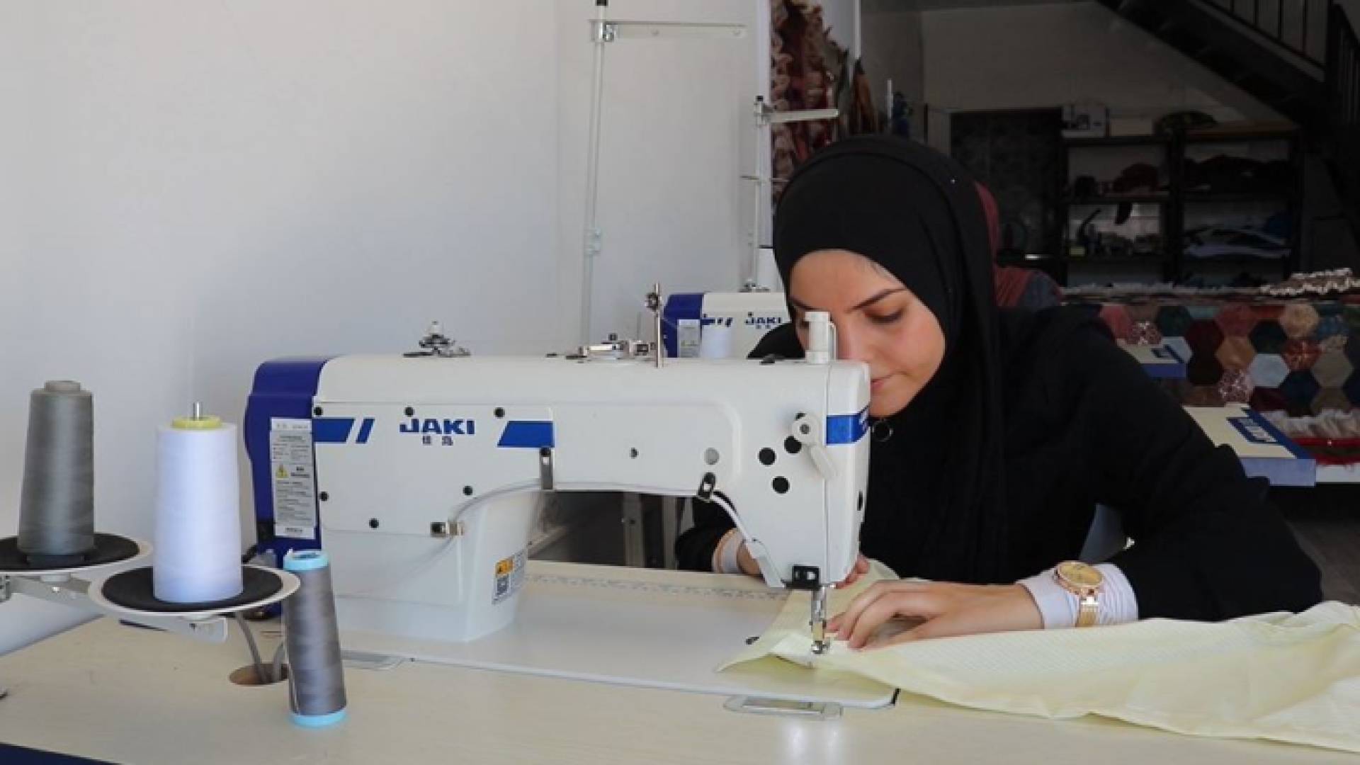 فتاة تتقن مهارات الخياطة