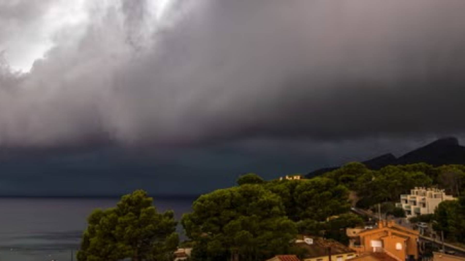 عاصفة مفاجئة تضرب جزيرة مايوركا الإسبانية