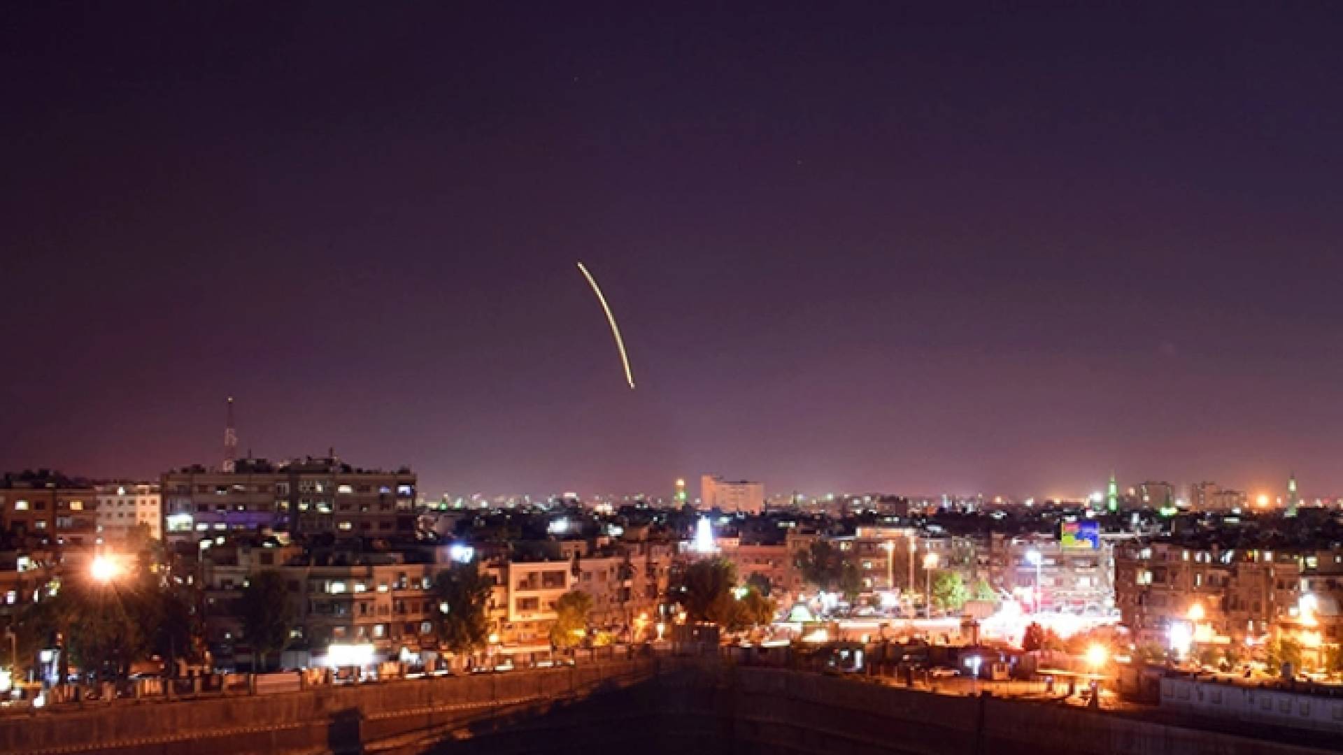 صورة ارشيفية لغارات شنها الاحتلال على مطار حلب الدولي