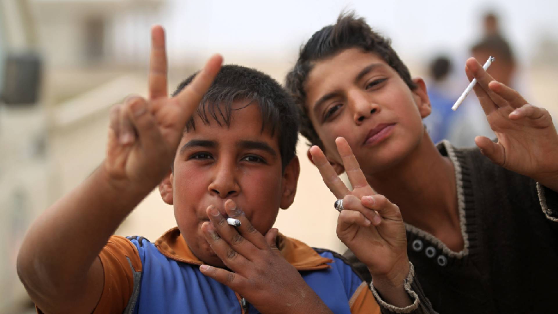 مراهقون يدخنون