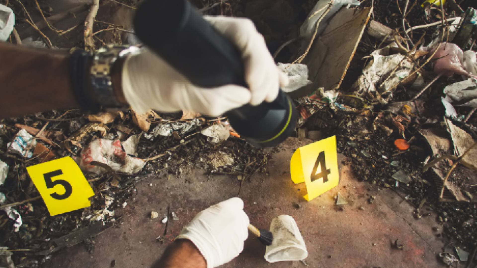 فريق تحقيق يبحث عن بصمات بجريمة قتل "تعبيرية"