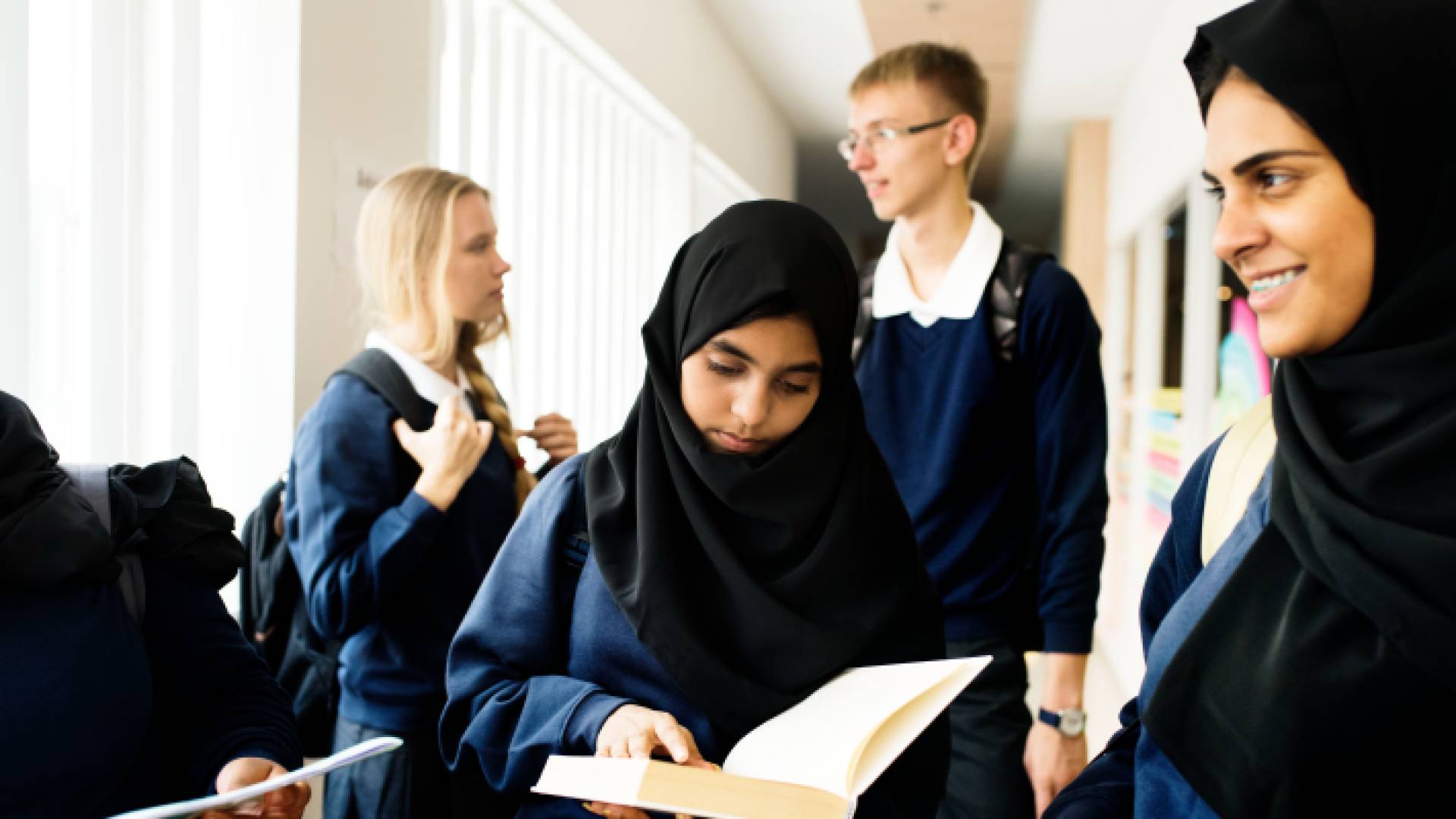 طالبات مدرسة في فرنسا