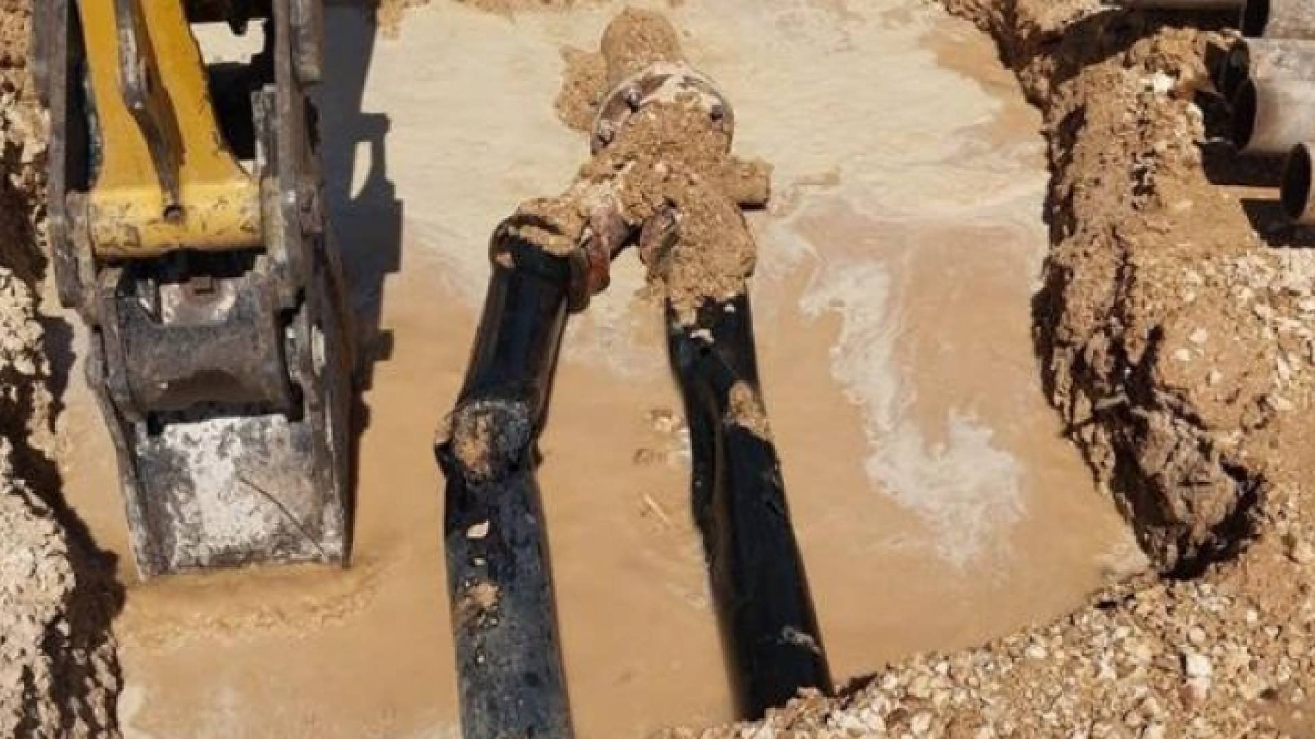 ردم بئر ماء مخالف - أرشيفية