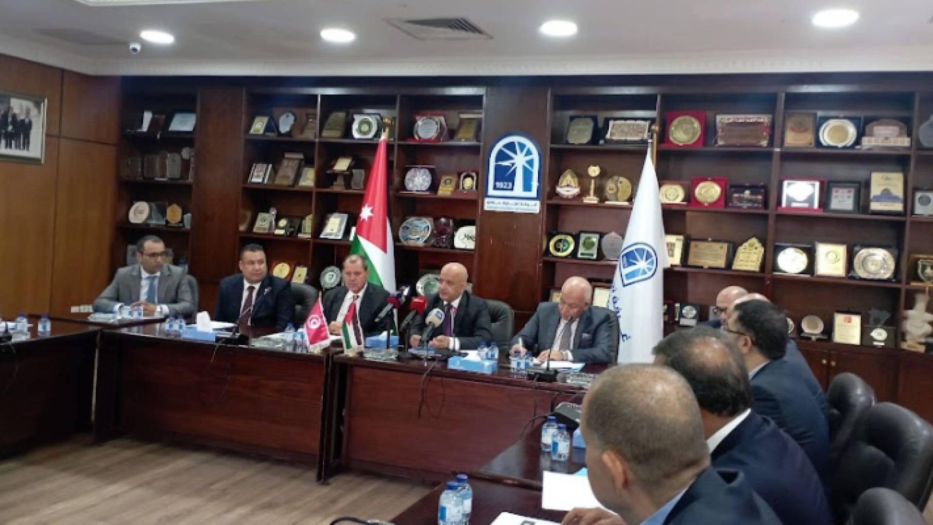 جانب من الاجتماع الذي عقد في غرفة تجارة عمان