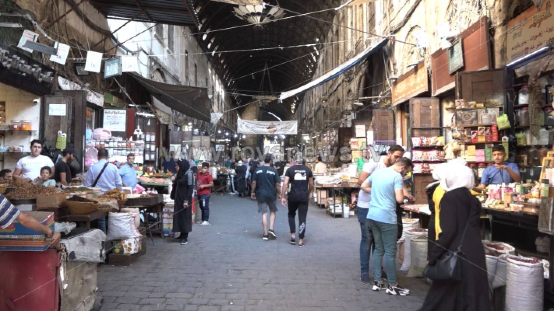 أمام أحد المحال التجارية في سوق البزورية