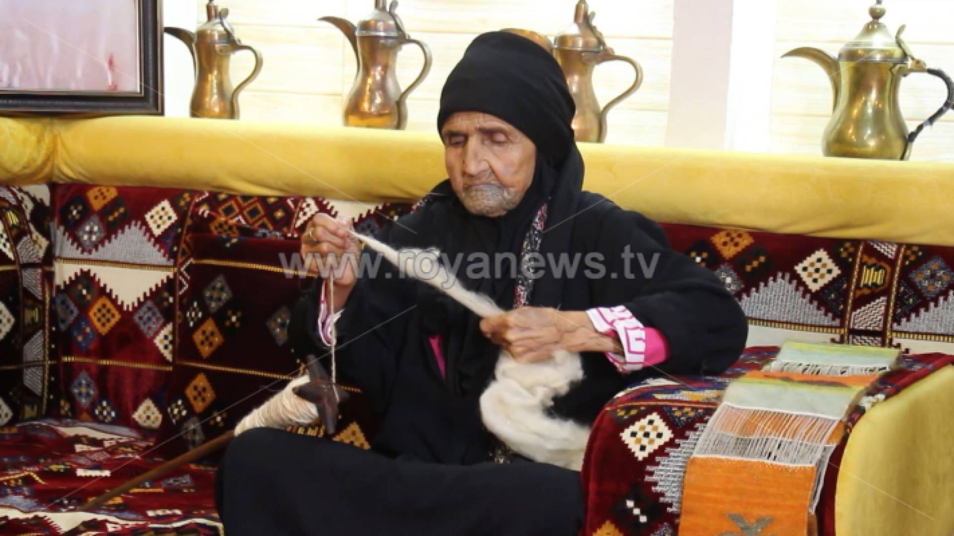 الحاجة بستانة وهي تغزل الصوف