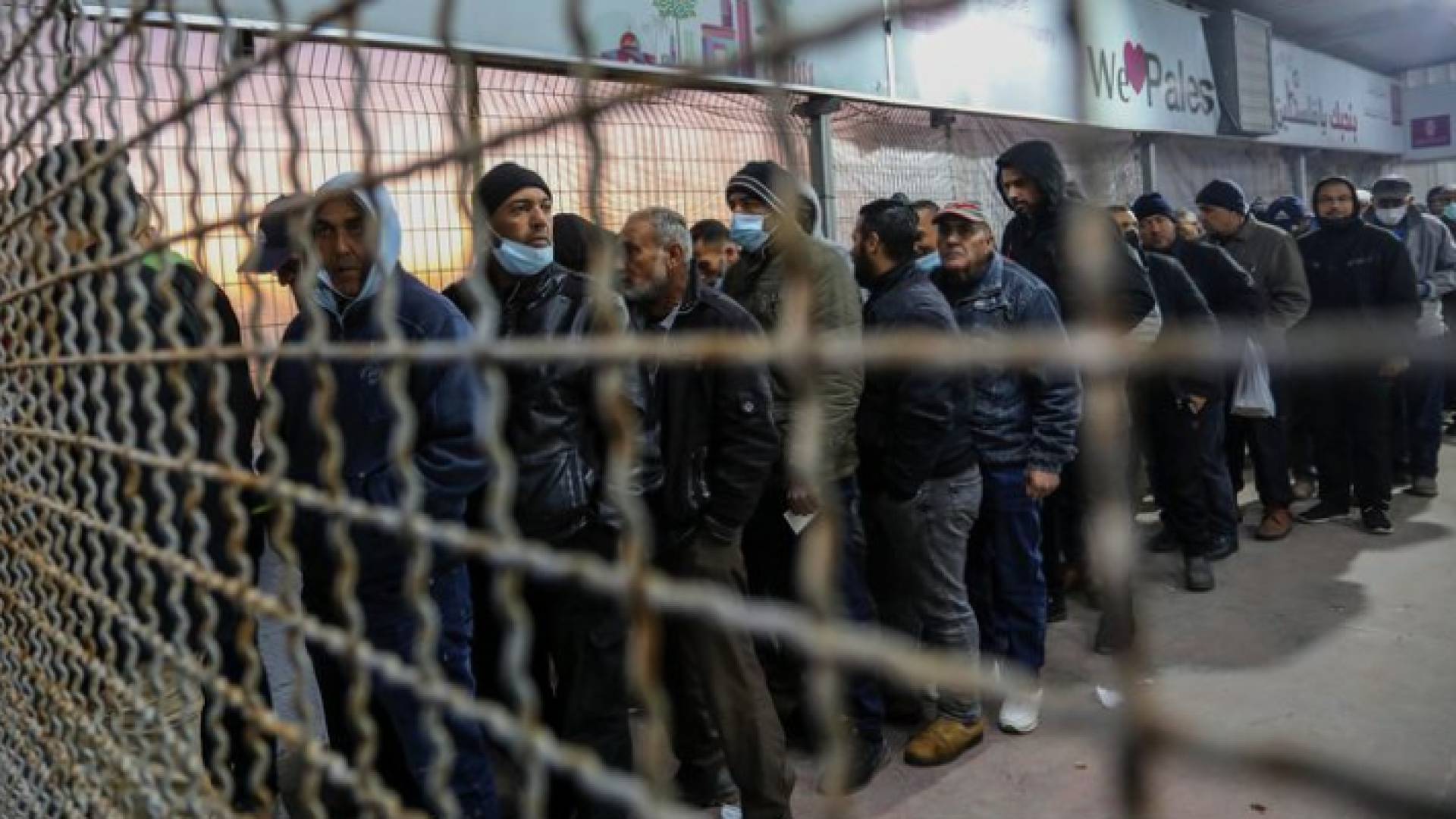 عمال فلسطينيون يعملون بالقرب من معبر قلقيلية الشمالي