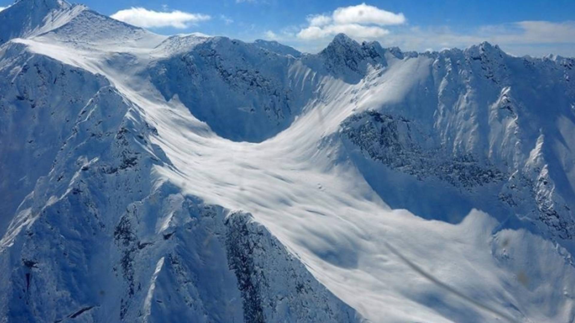 ثلوج متراكمة متراكمة في جبال الألب في سويسرا