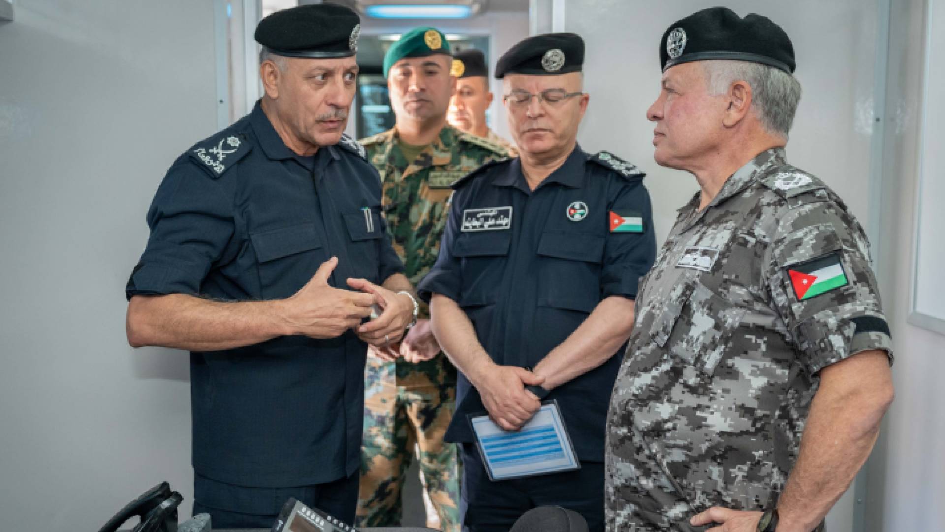 جلالة الملك أثناء زيارة قوات الدرك