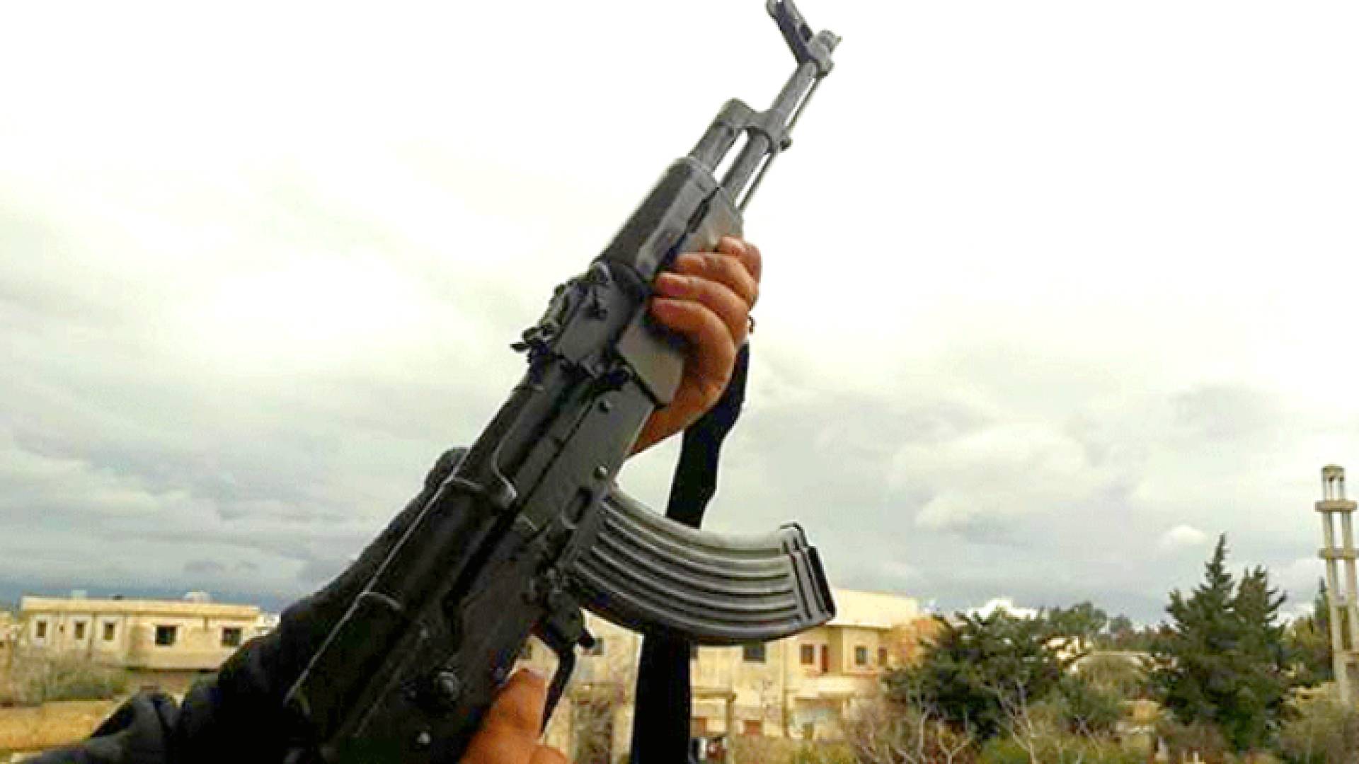 صورة تعبيرية لشخص يحمل سلاح