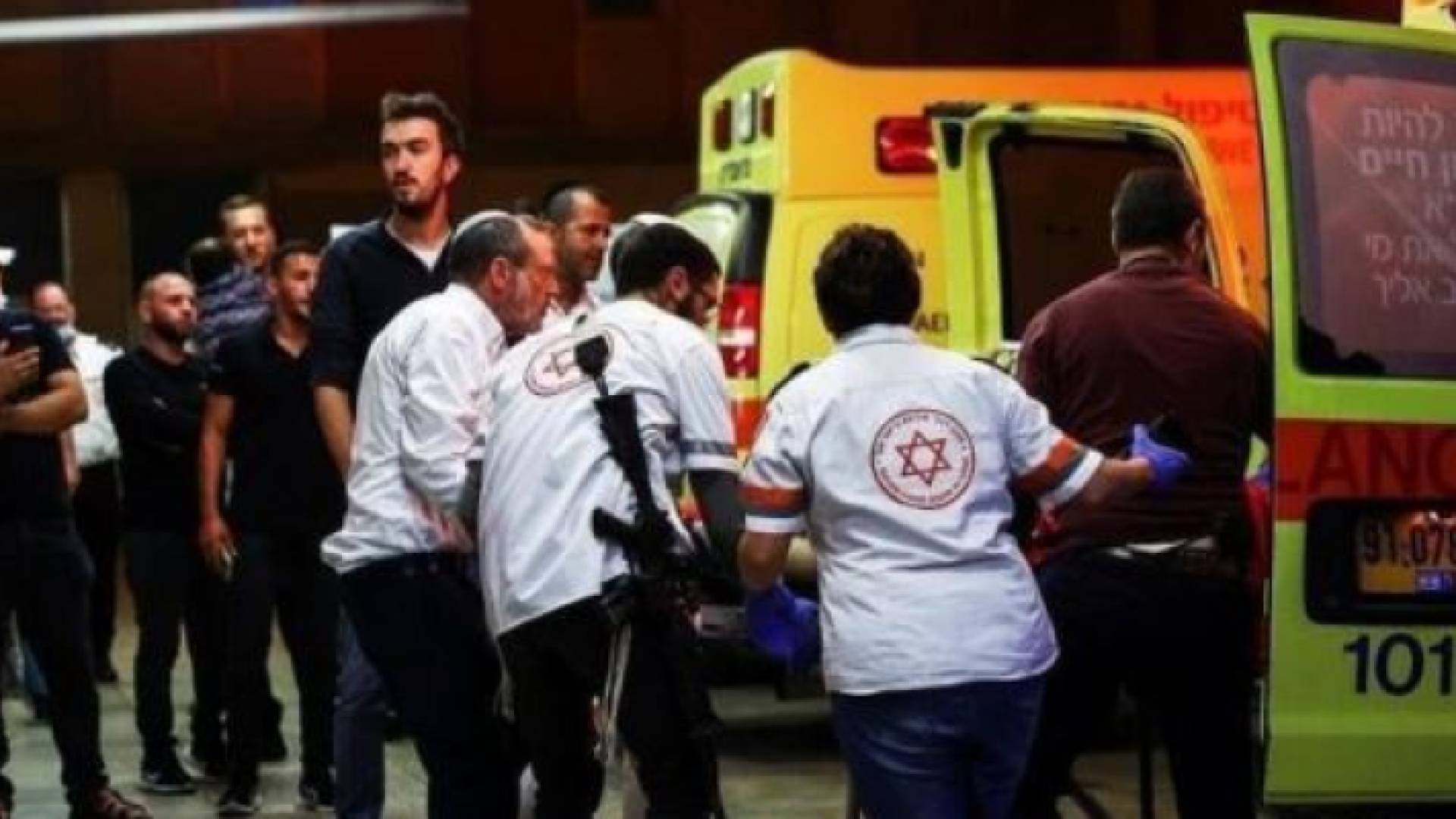 كوادر اسعاف الاحتلال تسعف مصابين "أرشيفية"