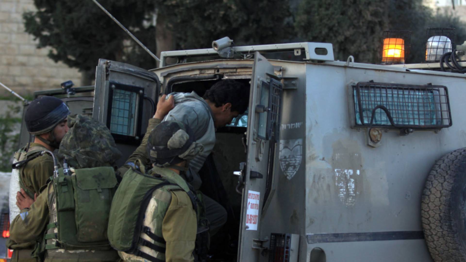 صورة أرشيفية لعناصر من قوات الاحتلال الإسرائيلي تعتقل فلسطينيا