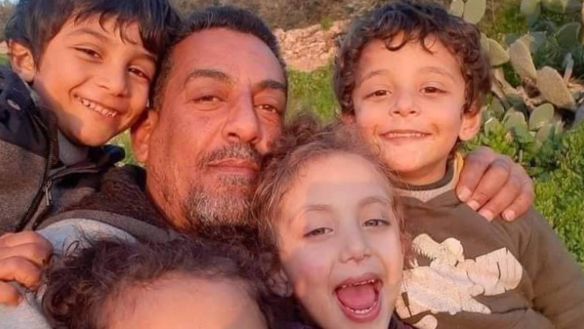 الأب وأبنائه الذي فقد 3 منهم وزوجته بحادث حوفا بمحافظة إربد