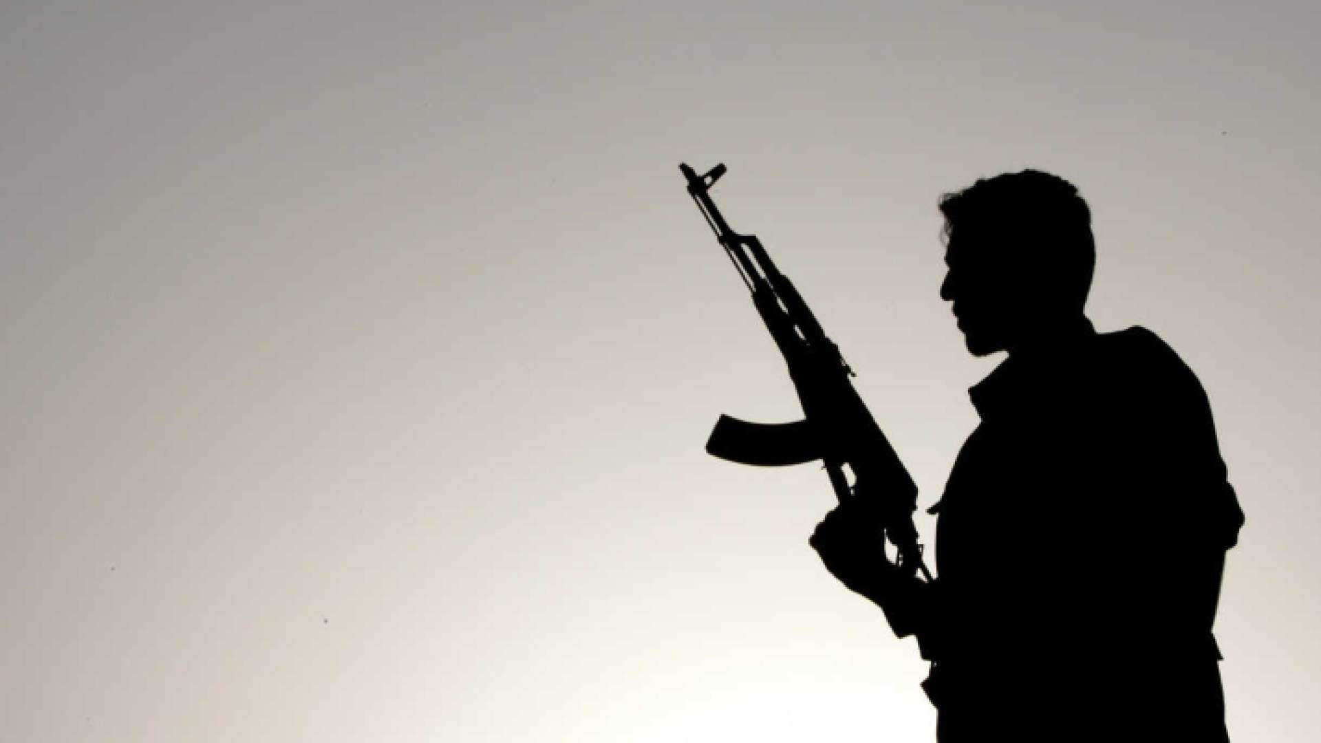 صورة تعبيرية لشخص يحمل سلاحا