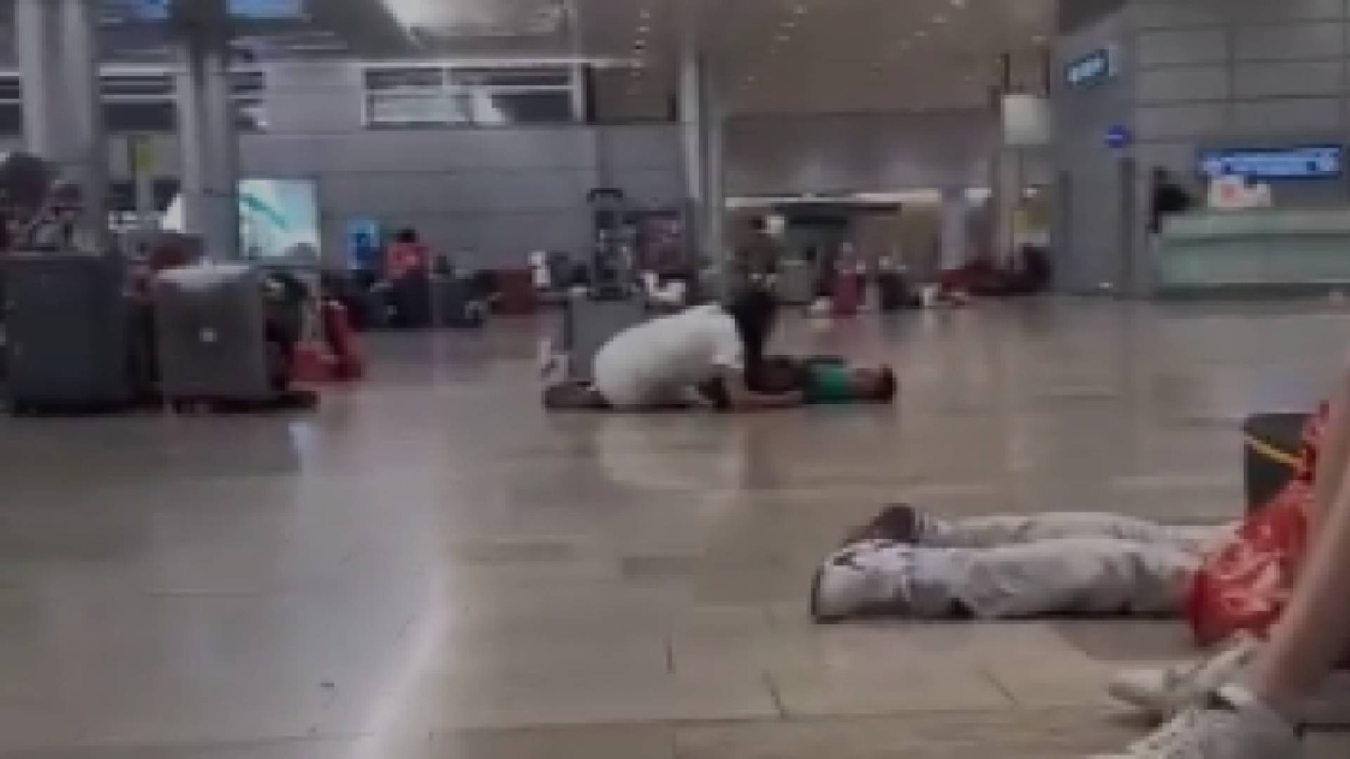 صورة لأشخاص منبطحين أرضا في مطار بنغوريون