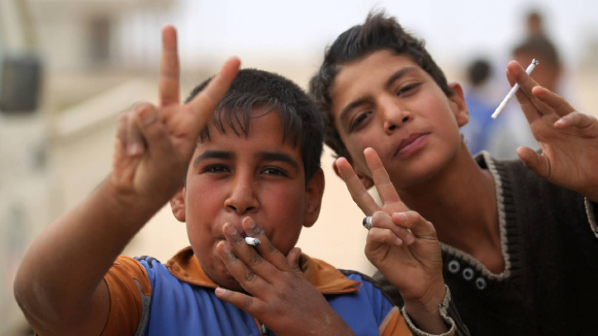 مراهقون يدخنون