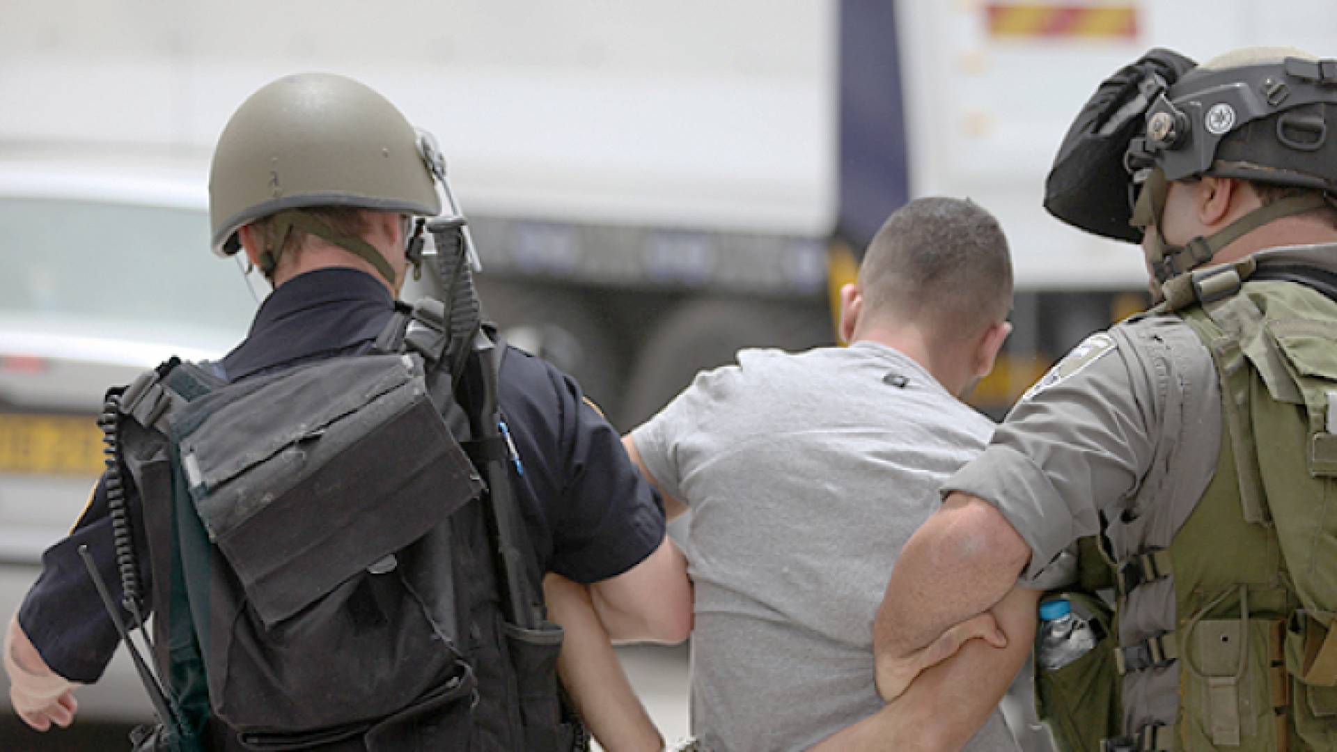 قوات الاحتلال تعتقل فلسطيني