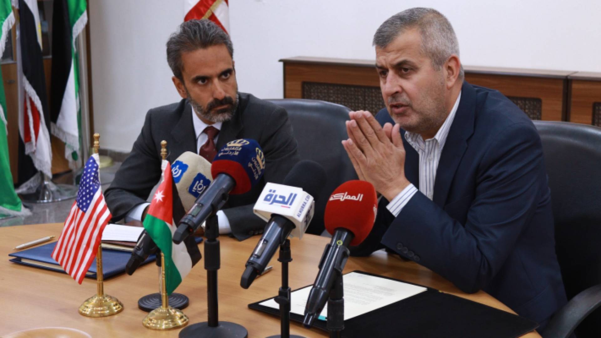 الصورة من توقيع المذكرة