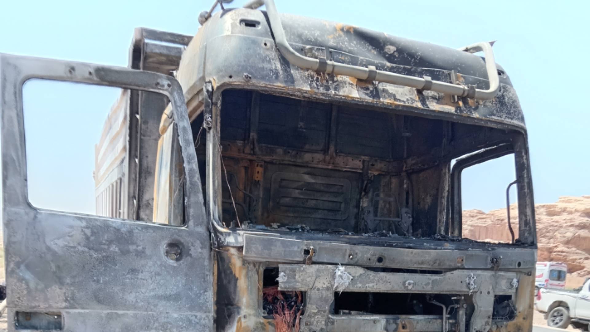 شاحنة مشتعلة