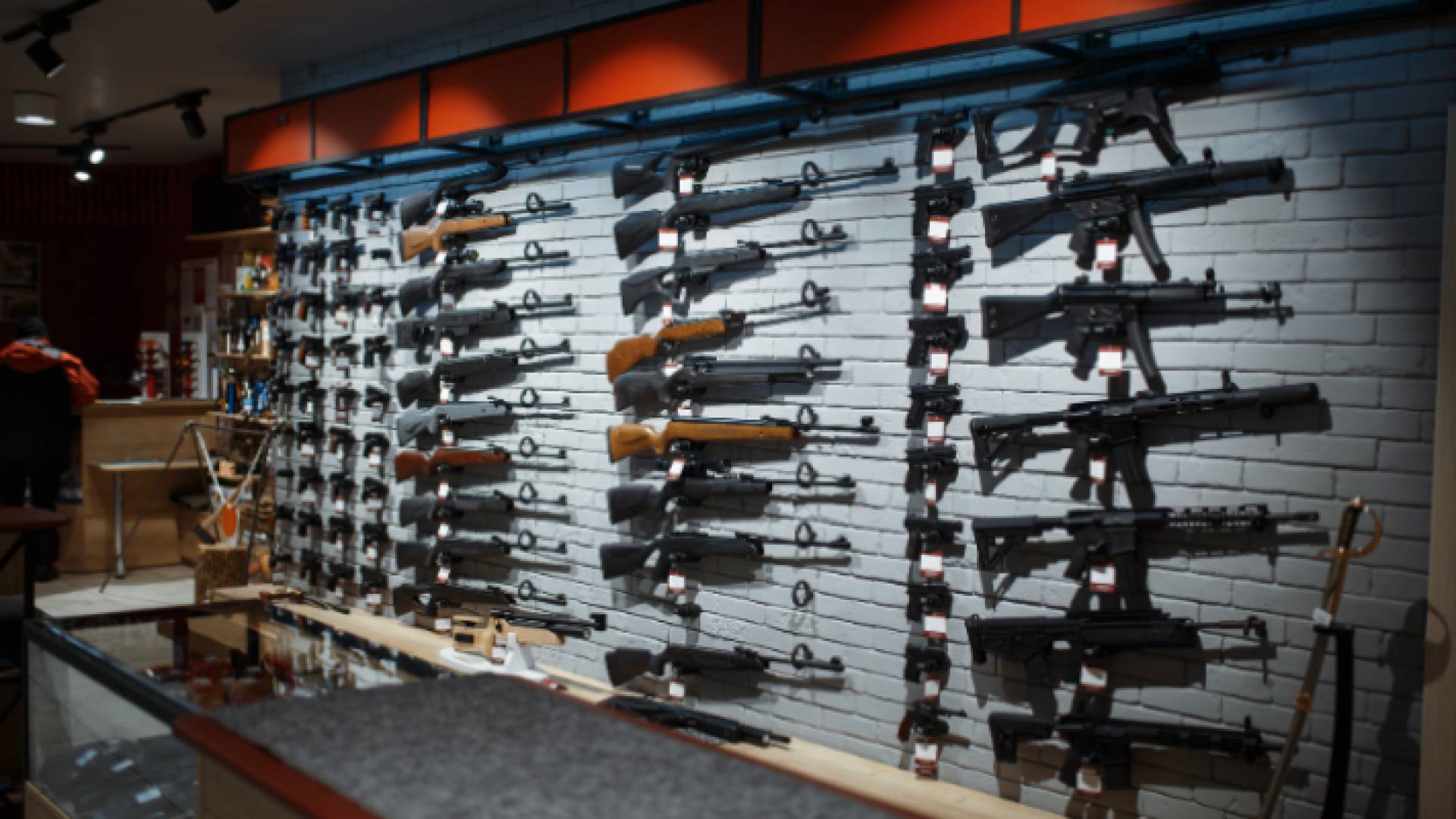 بنادق معروضة في متجر أسلحة