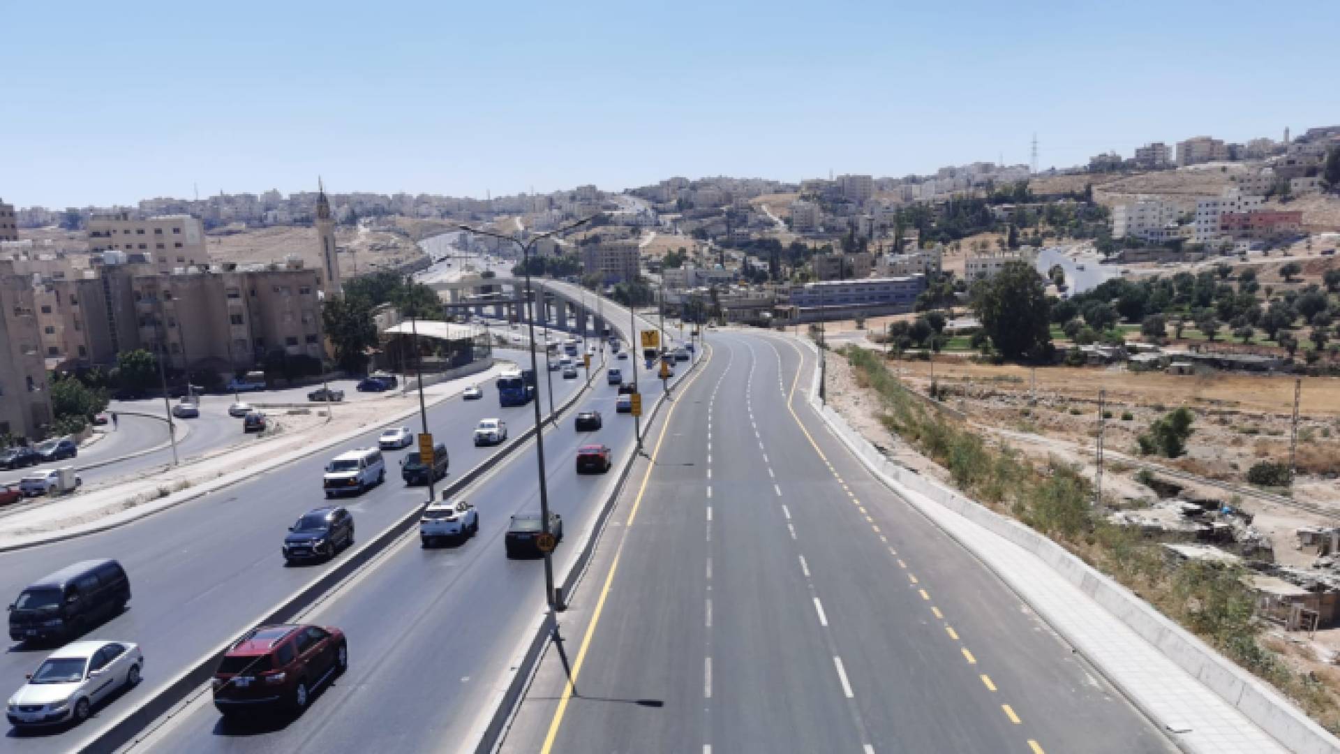 أحد الشوارع الذي تم انهاء العمل فيها بتحويلات الباص السريع