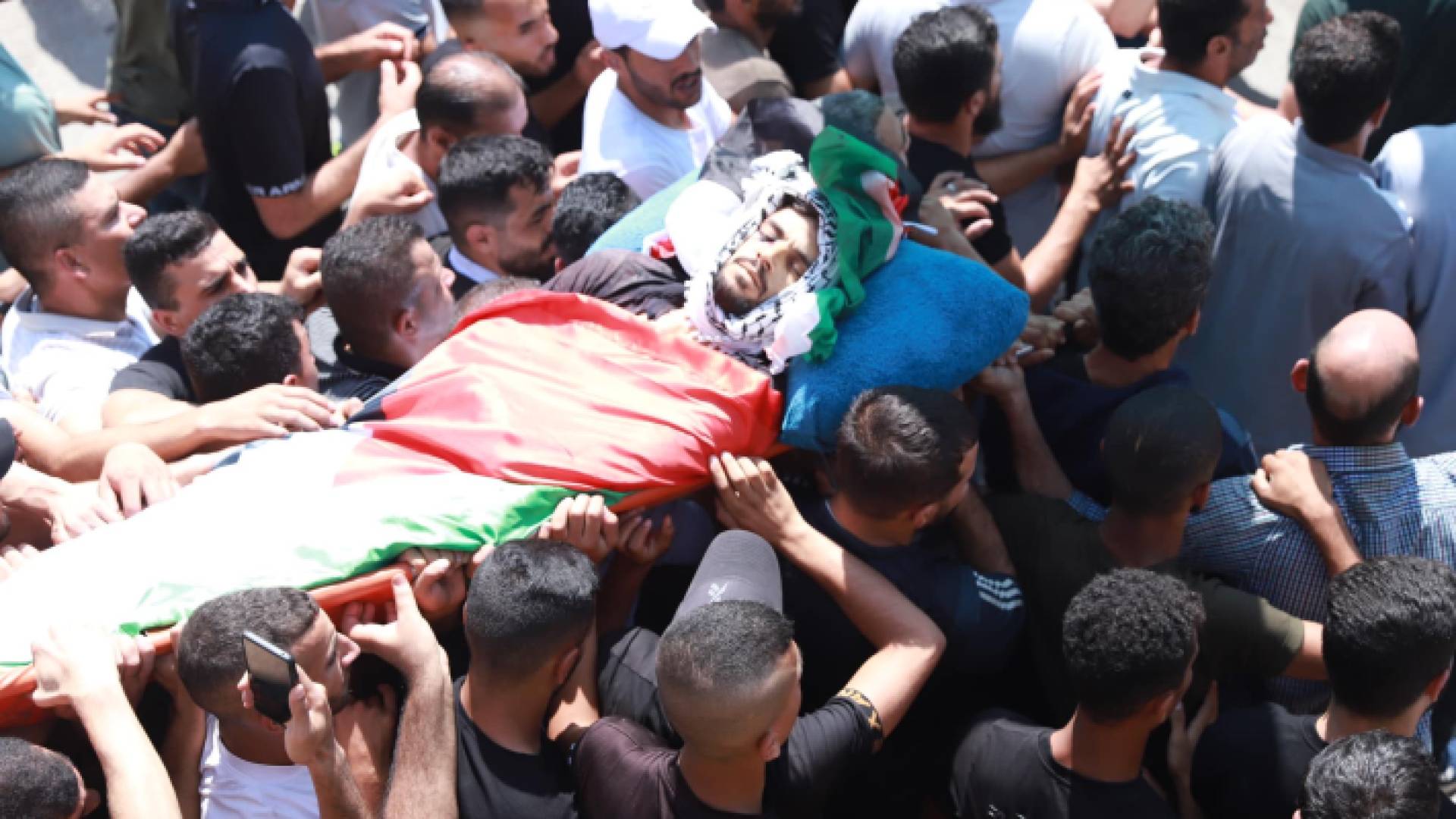 أثناء تشييع جثمان الشهيد عبد الرحيم غنام في طوباس