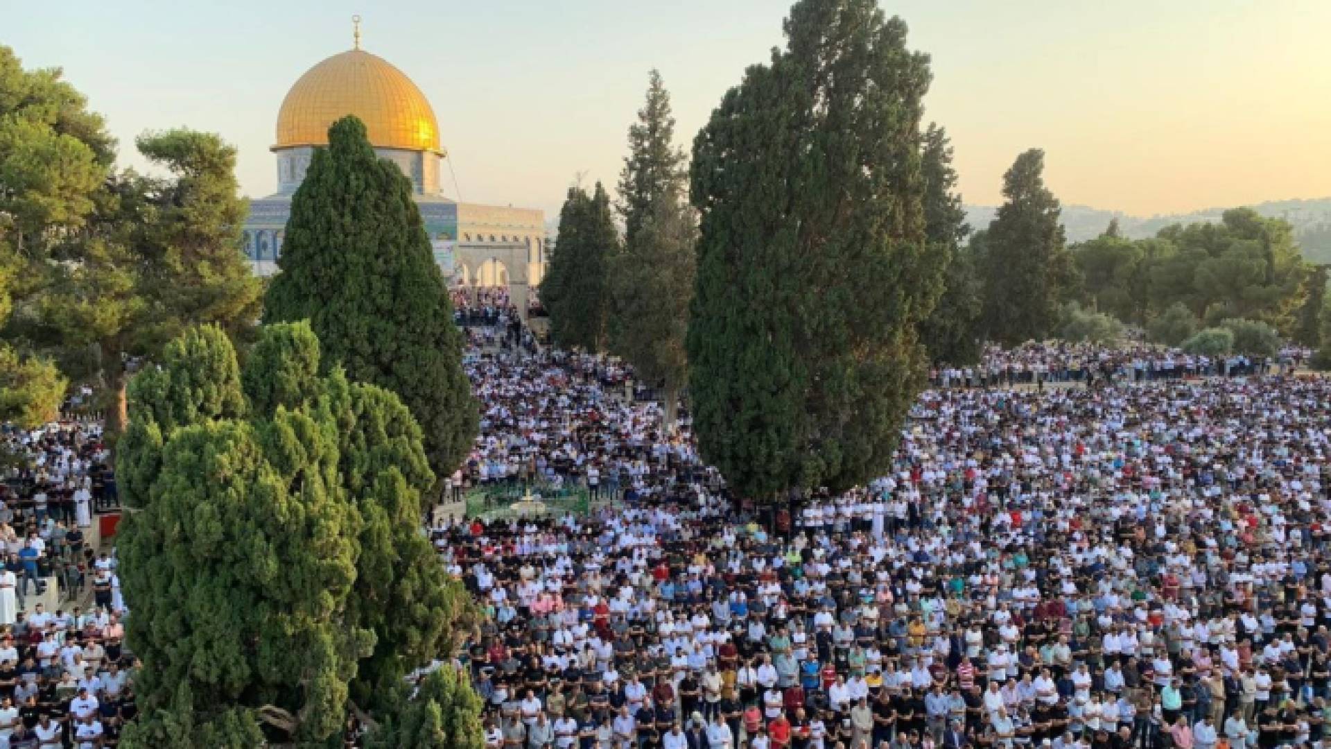 مصلون يؤدون صلاة الجمعة في المسجد الأقصى