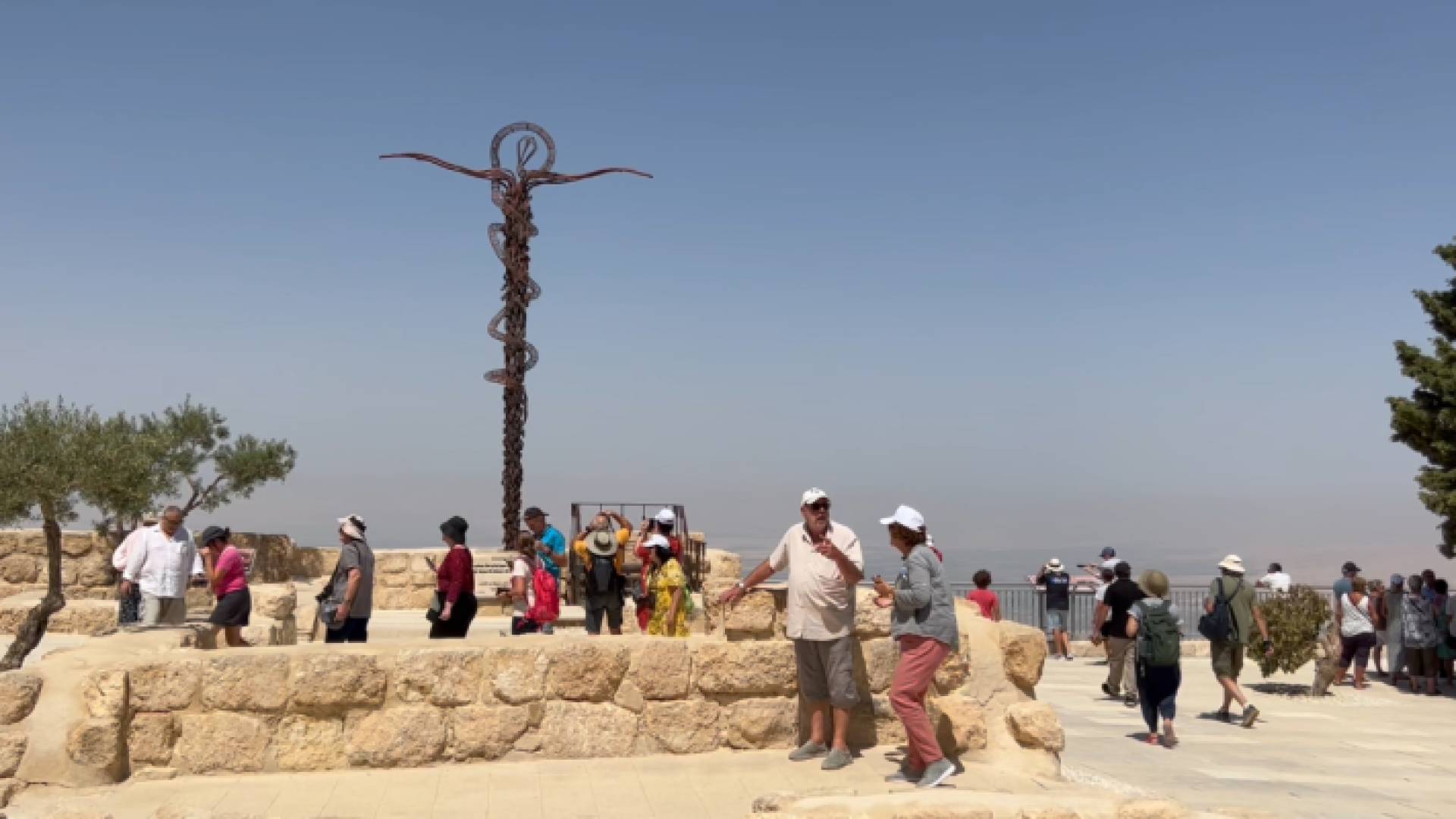 سياح في جبل نيبو - مأدبا