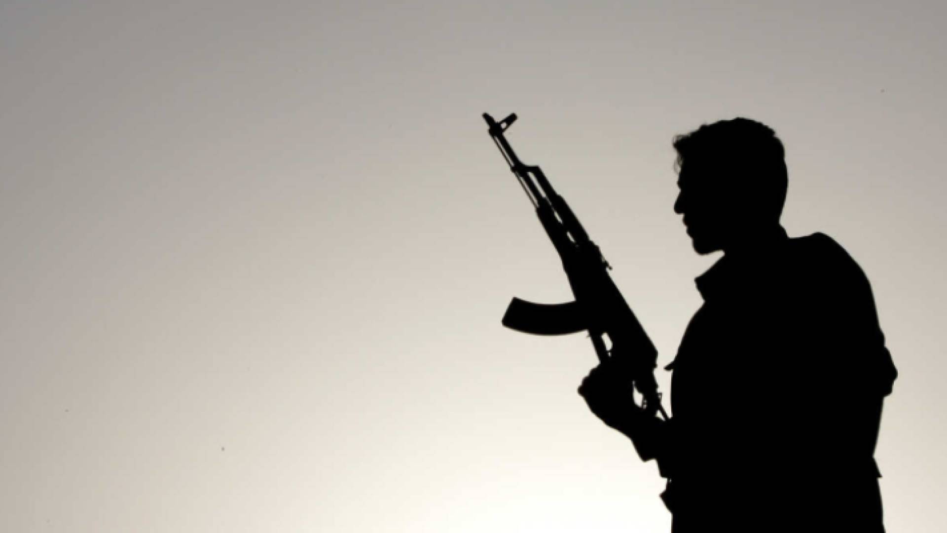 شخص يحمل سلاح ناري "تعبيرية"