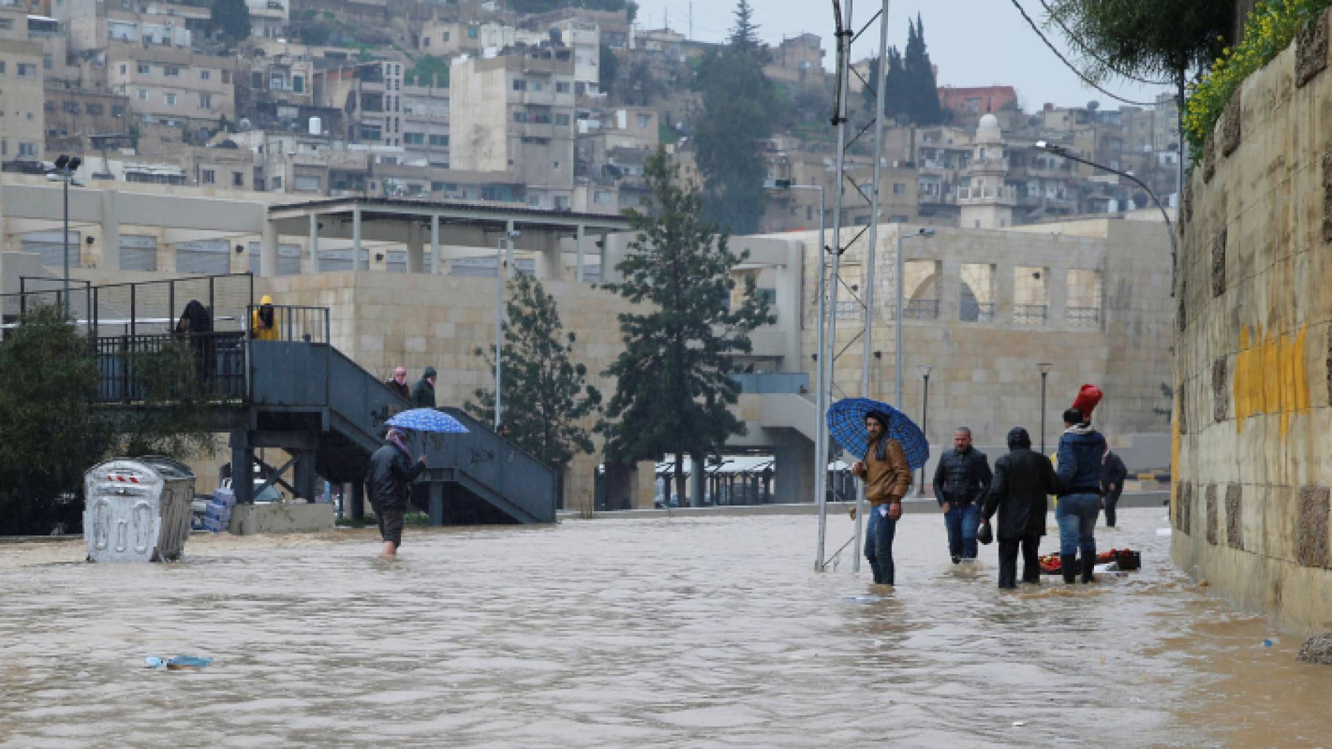 شارع في عمان يفيض بمياه الأمطار - أرشيفية