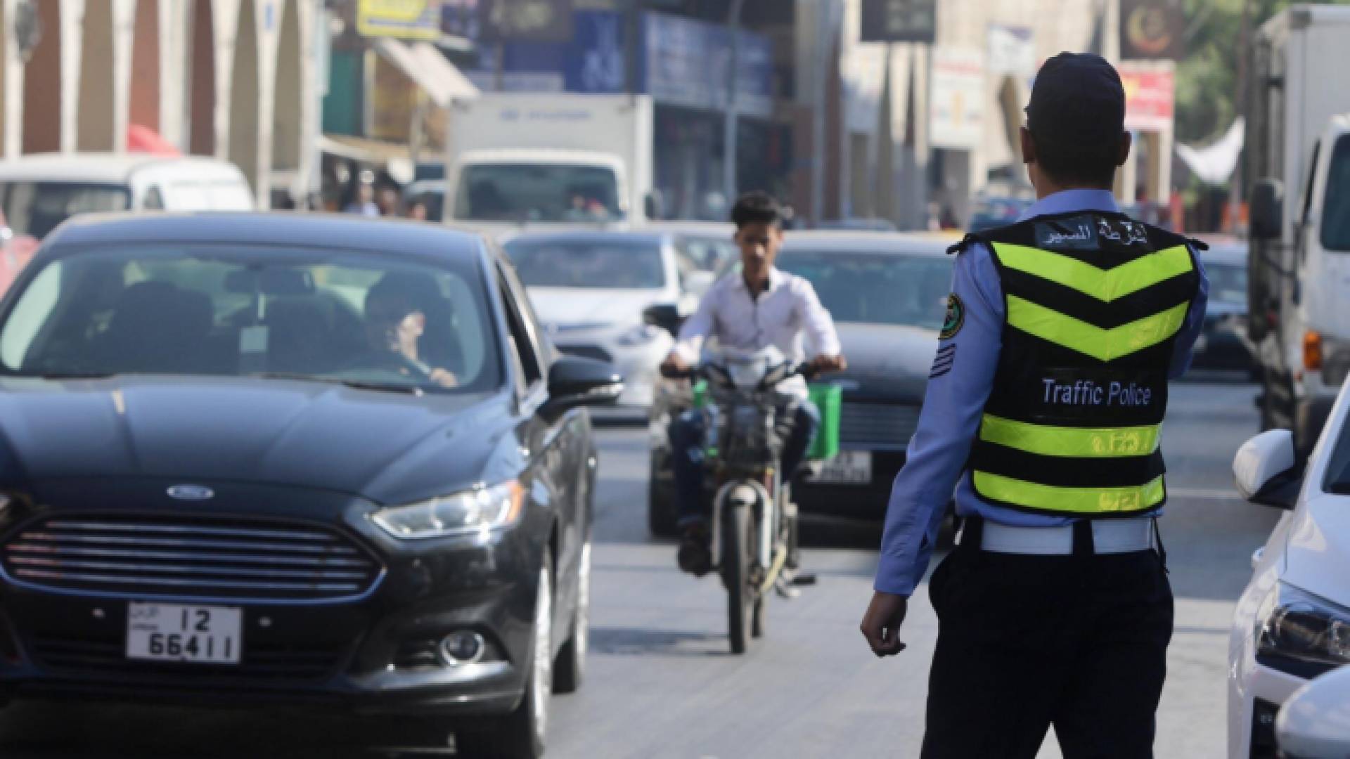 رجل من إدارة السير في أحد شوارع العاصمة عمان