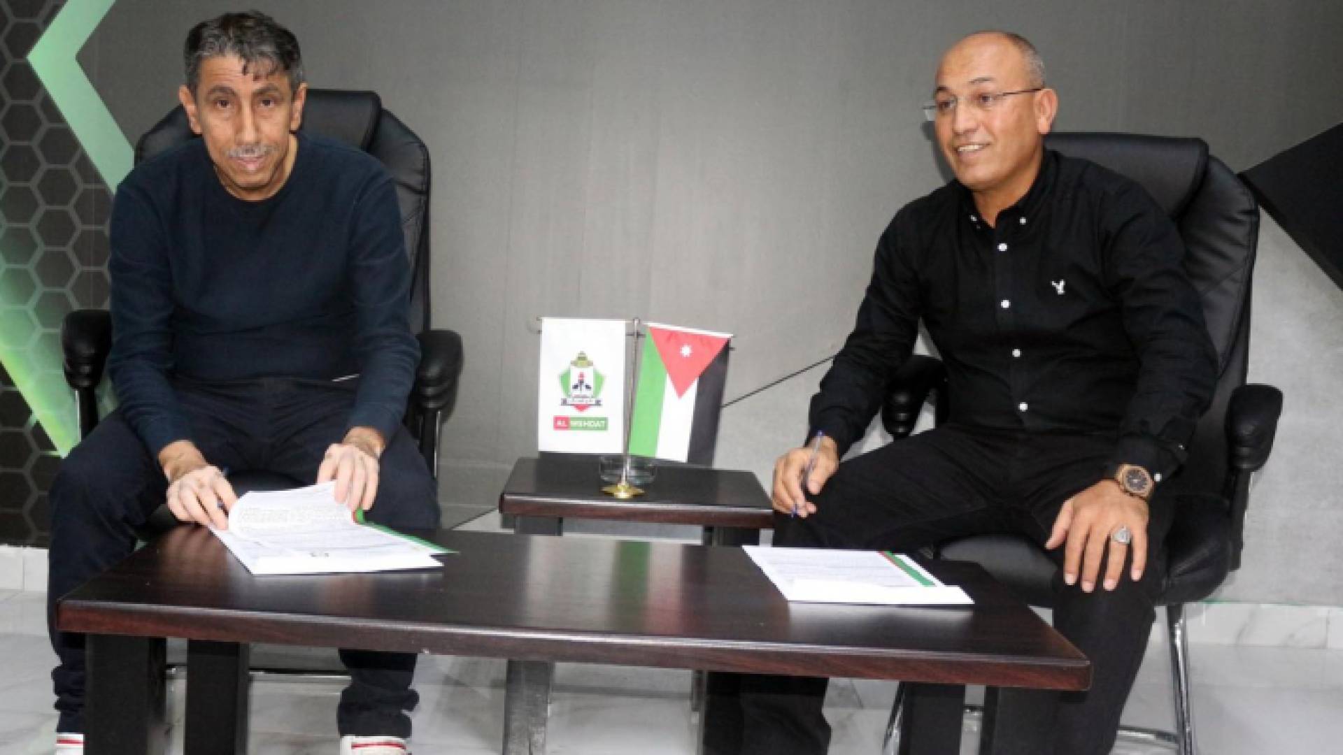 من توقيع العقود