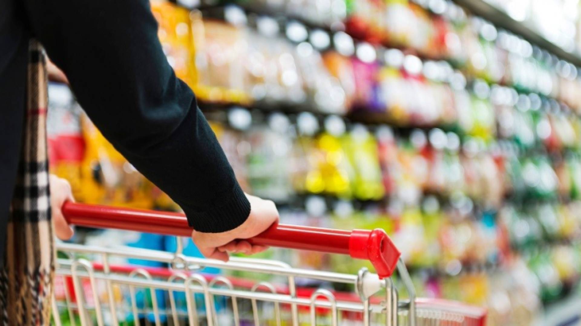 شخص يقوم بشراء حاجيات من مؤسسة تموينية