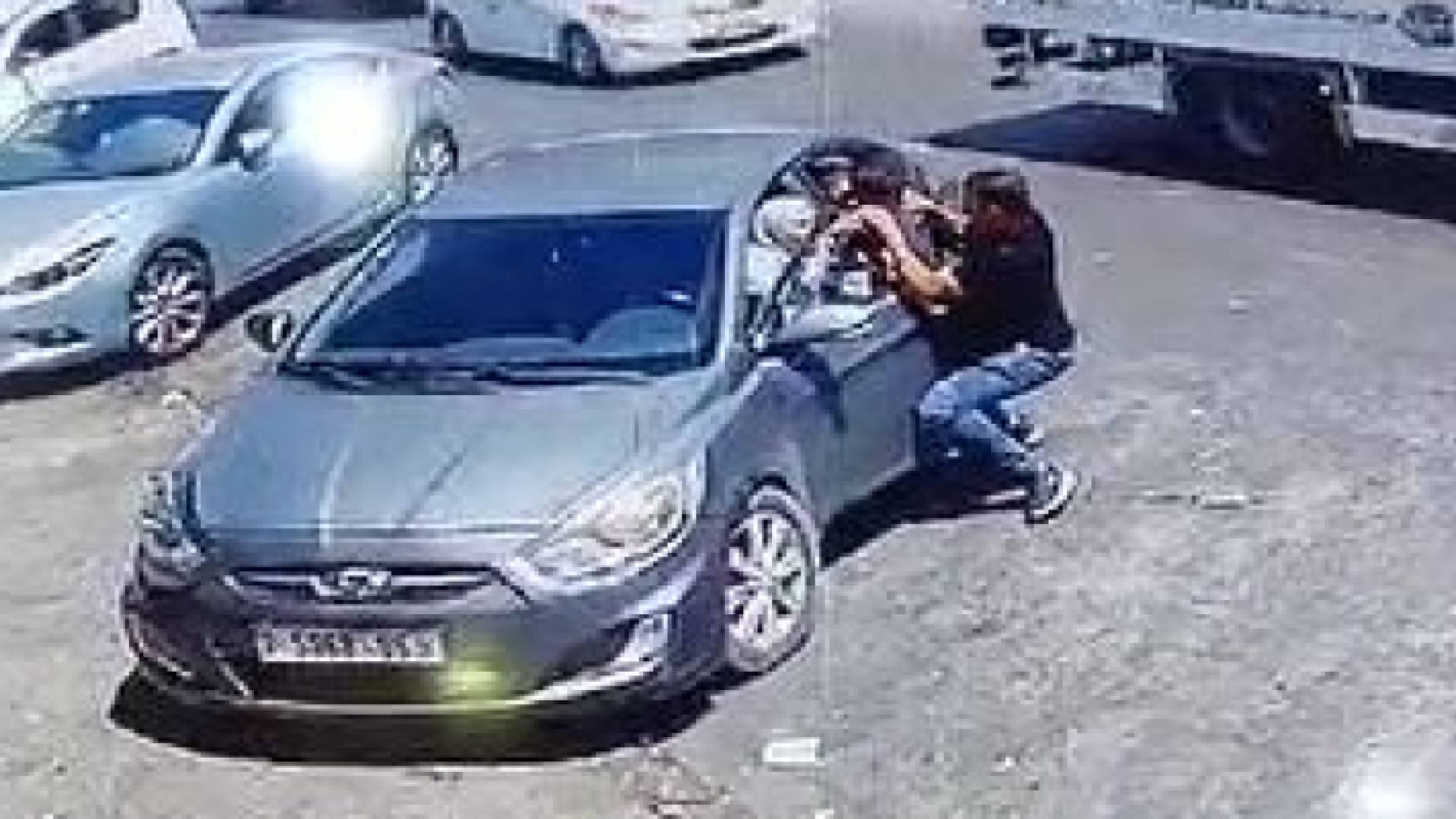 لحظة انقاذ الشاب الفلسطيني للطفل في الخليل