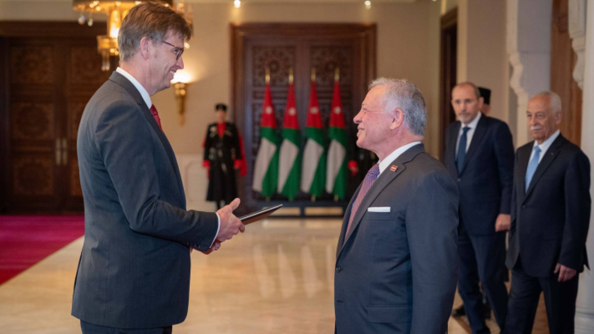 جلال الملك خلال تقبل أوراق اعتماد عدد من السفراء