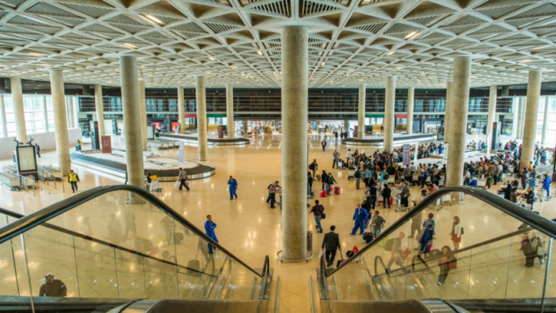 صورة أرشيفية لمسافرين