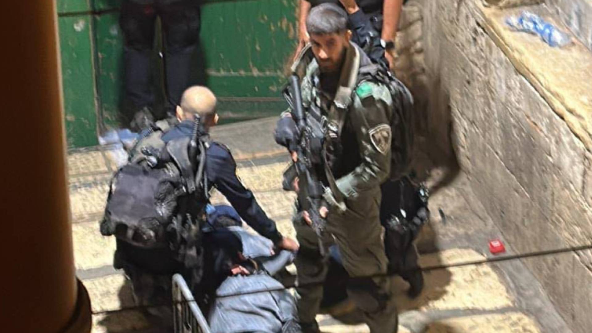 عناصر من قوات الاحتلال أثناء اعتقالها فلسطينيا في عند باب حطة في المسجد الأقصى